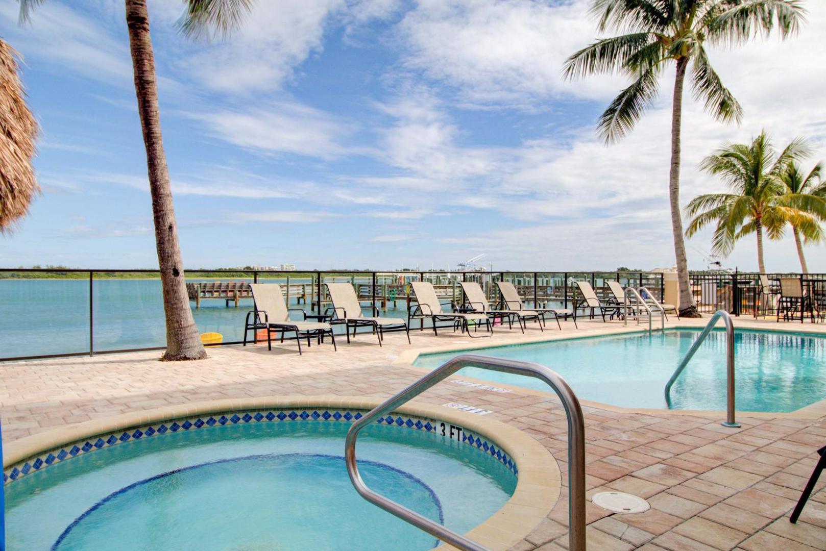 Hutchinson Island Plaza Hotel & Suites