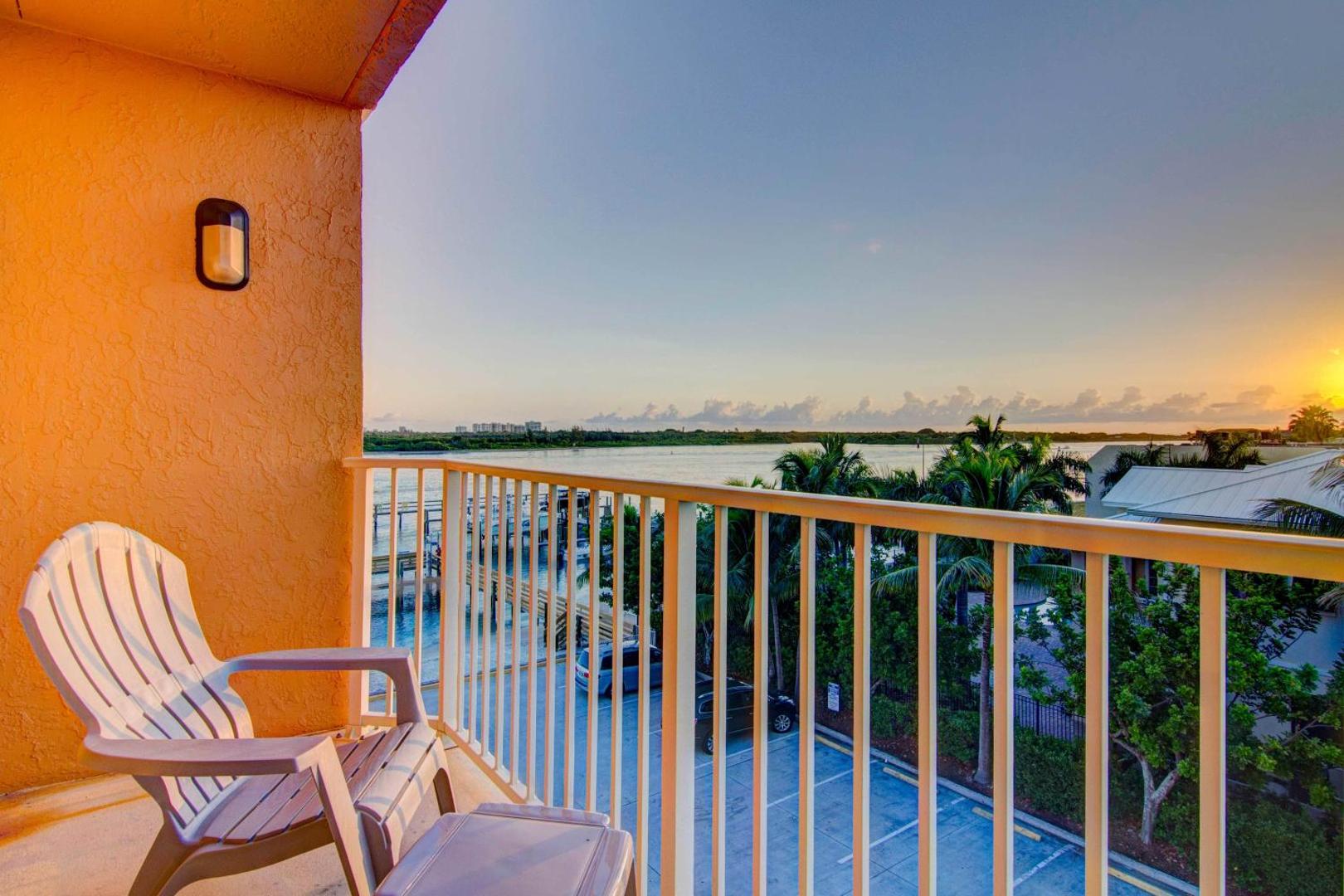 Hutchinson Island Plaza Hotel & Suites