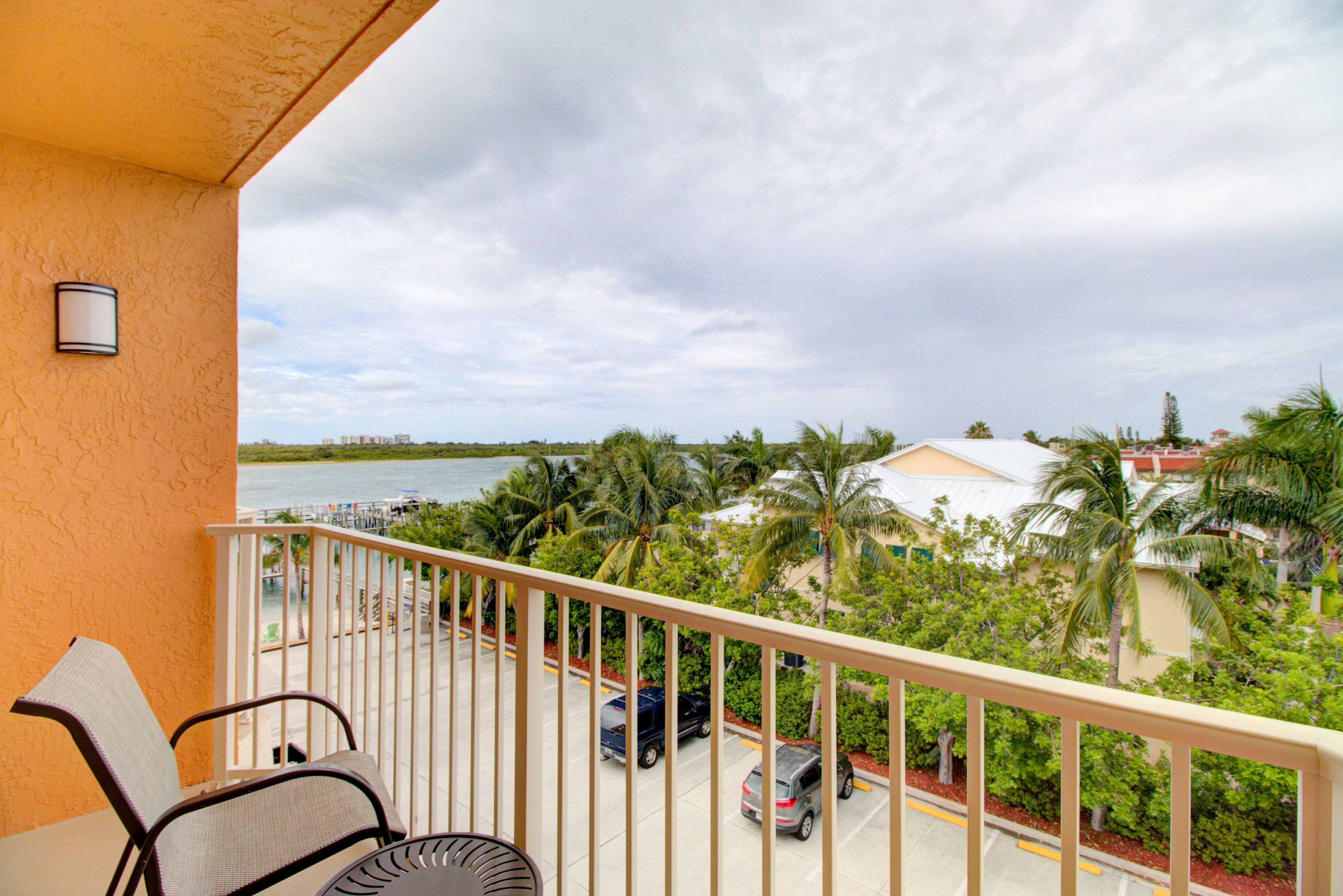 Hutchinson Island Plaza Hotel & Suites