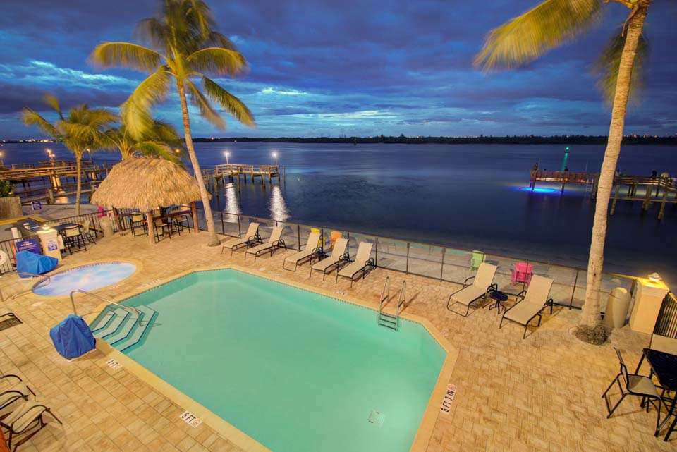 Hutchinson Island Plaza Hotel & Suites