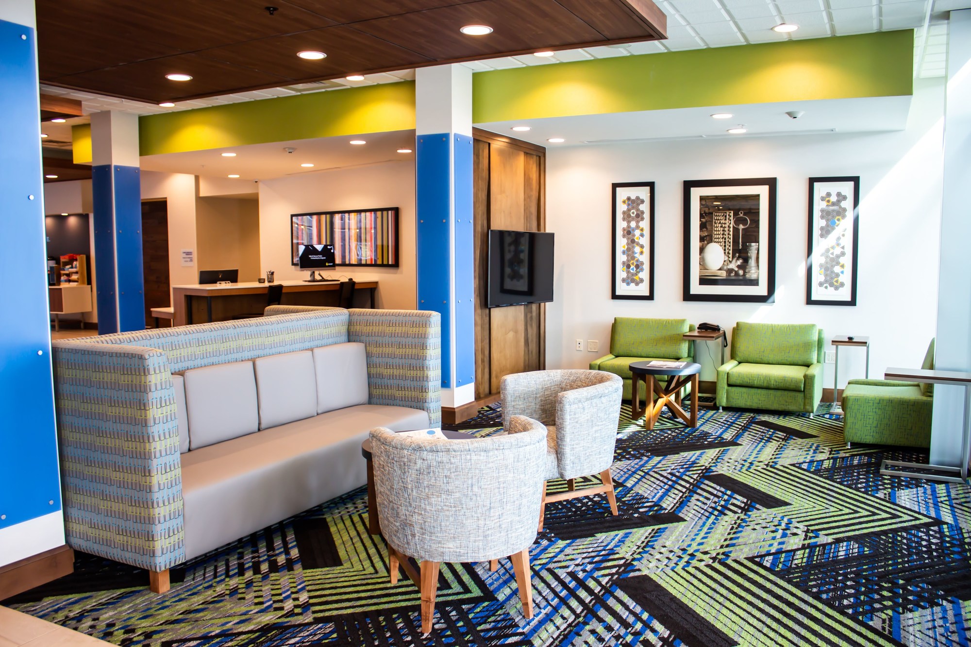 Holiday Inn Express & Suites Gainesville I-75