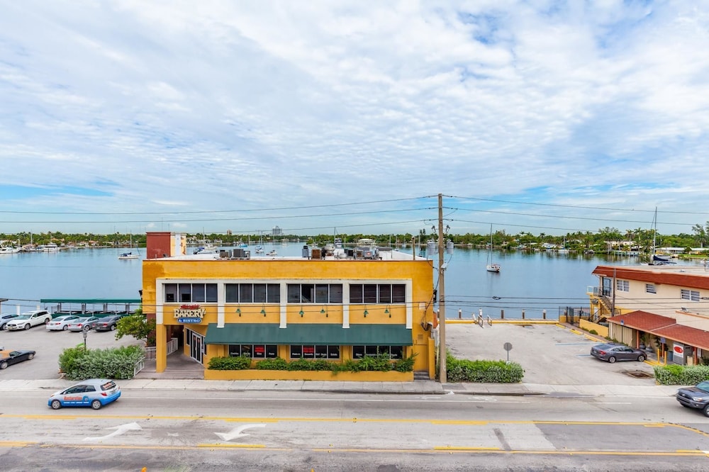 Costa Hollywood Beach Resort by Ammos Vacation Rentals