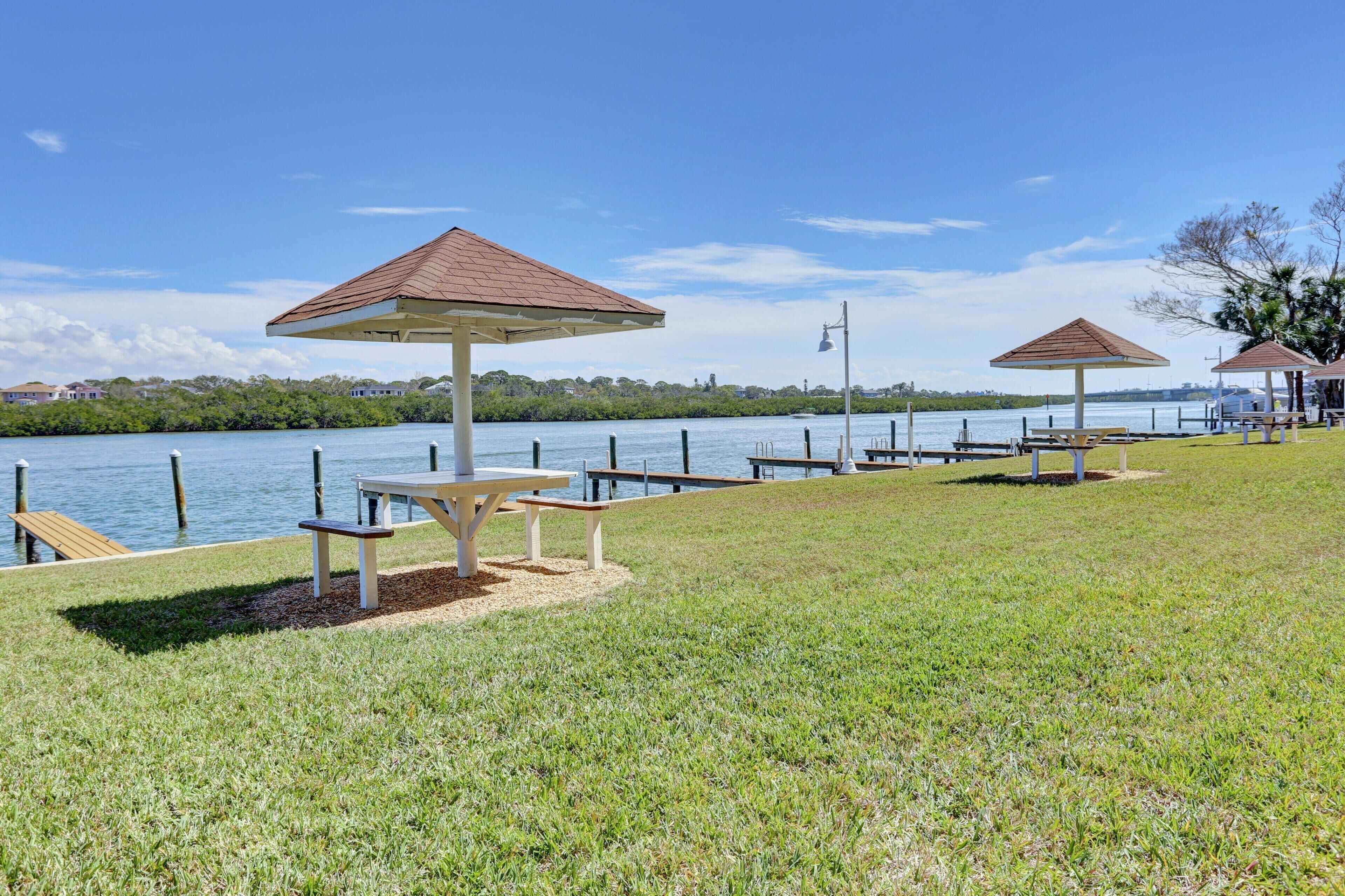 Bayshore Yacht & Tennis Club Luxury Condominiums
