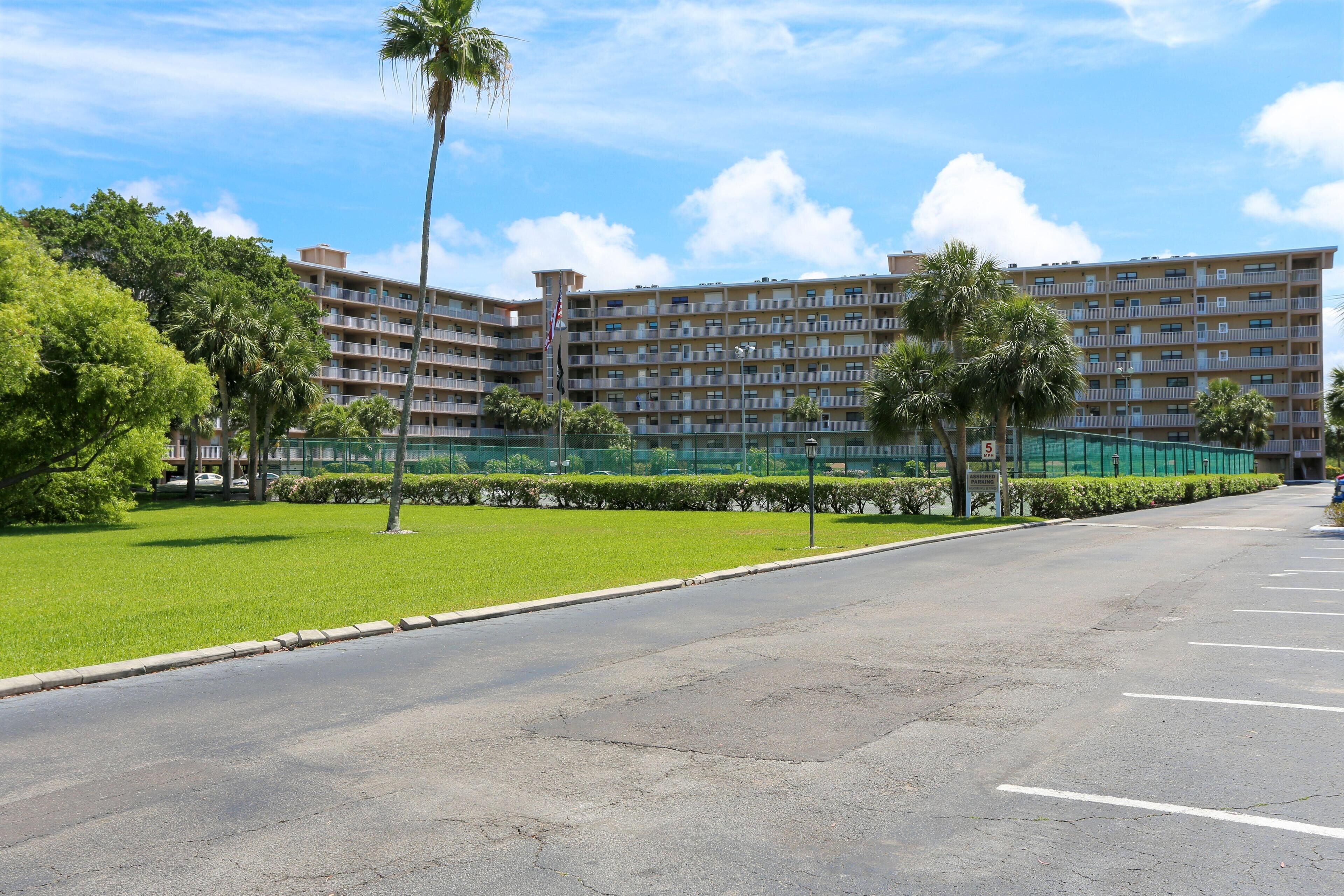 Bayshore Yacht & Tennis Club Luxury Condominiums