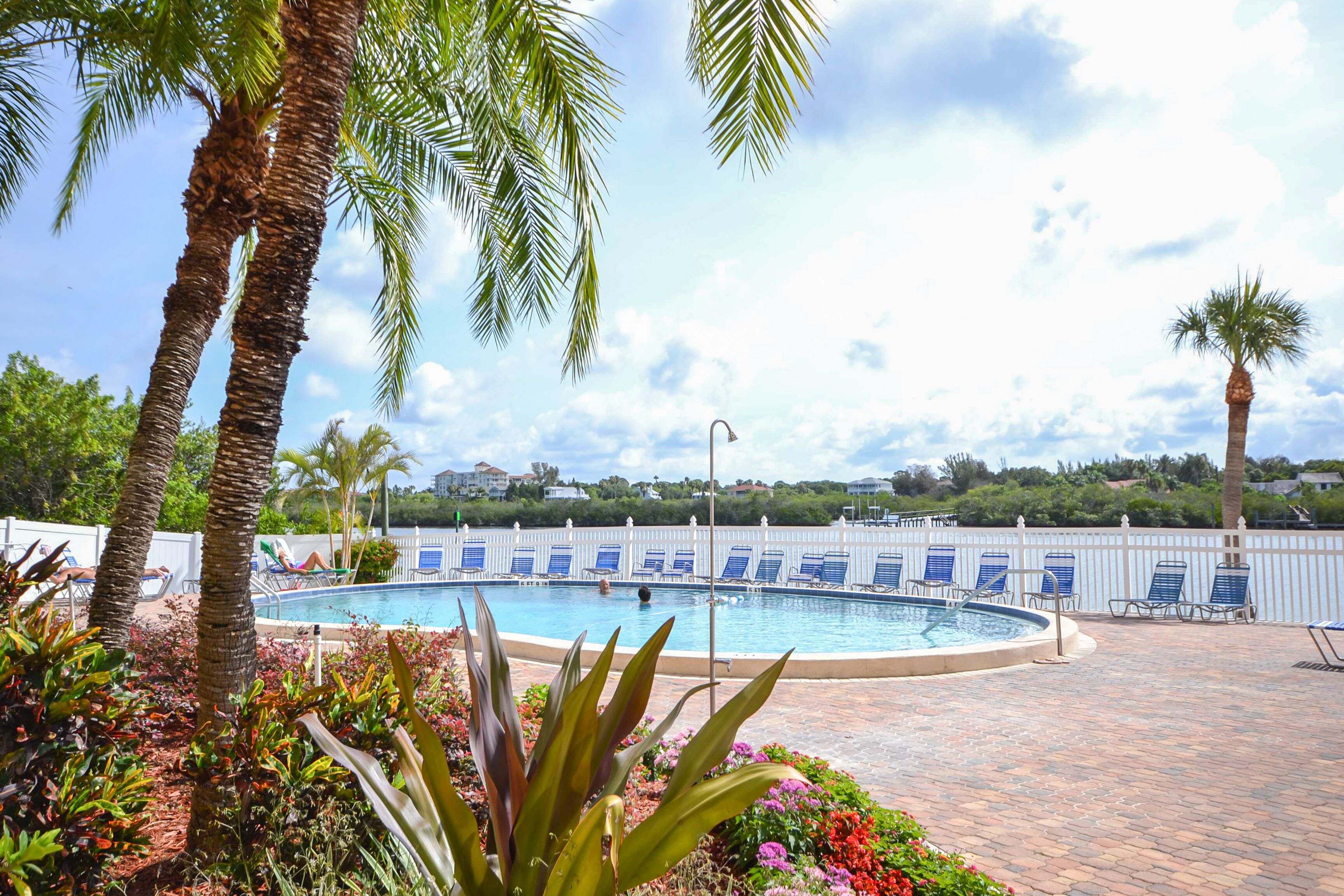 Bayshore Yacht & Tennis Club Luxury Condominiums