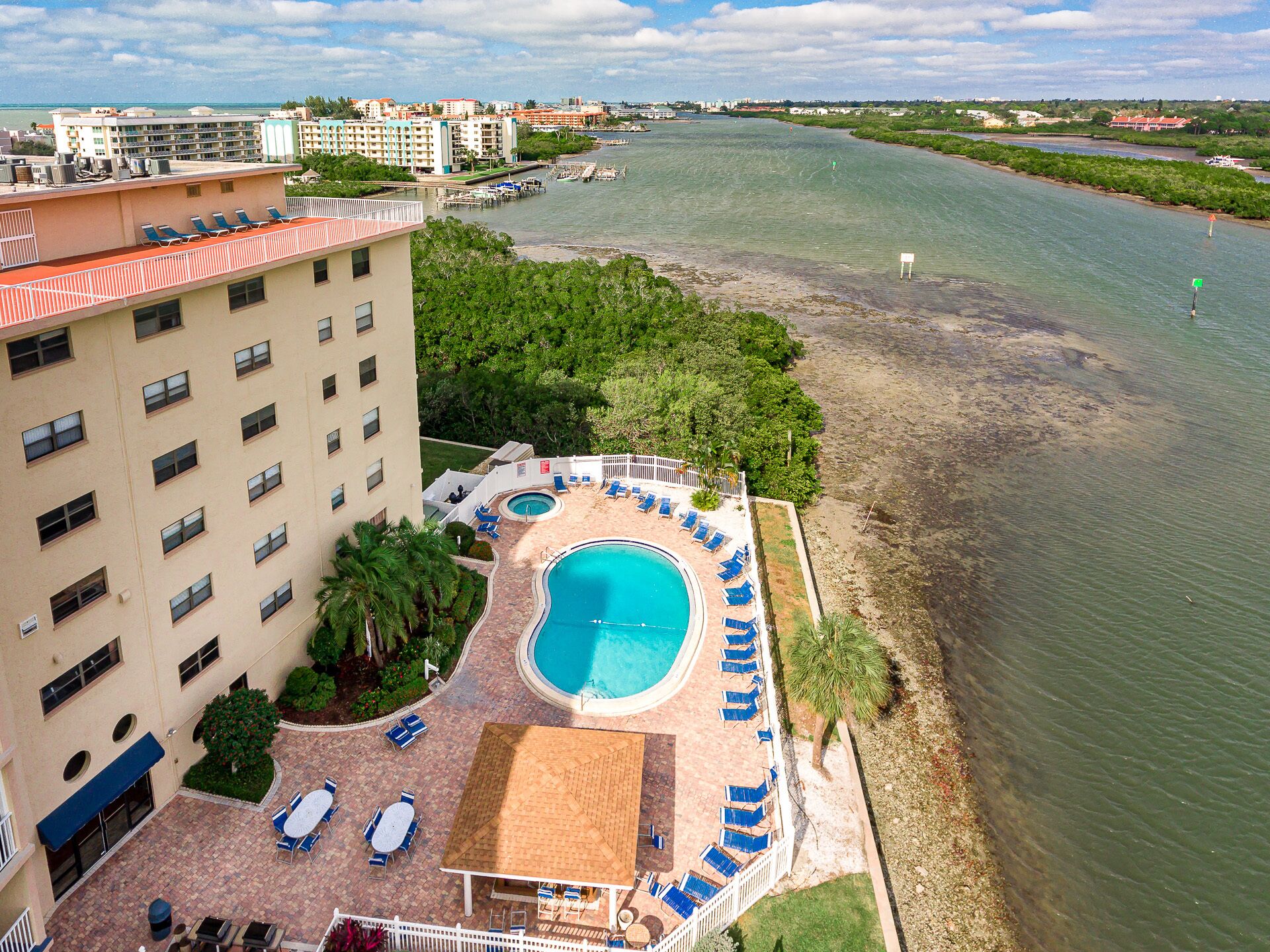 Bayshore Yacht & Tennis Club Luxury Condominiums