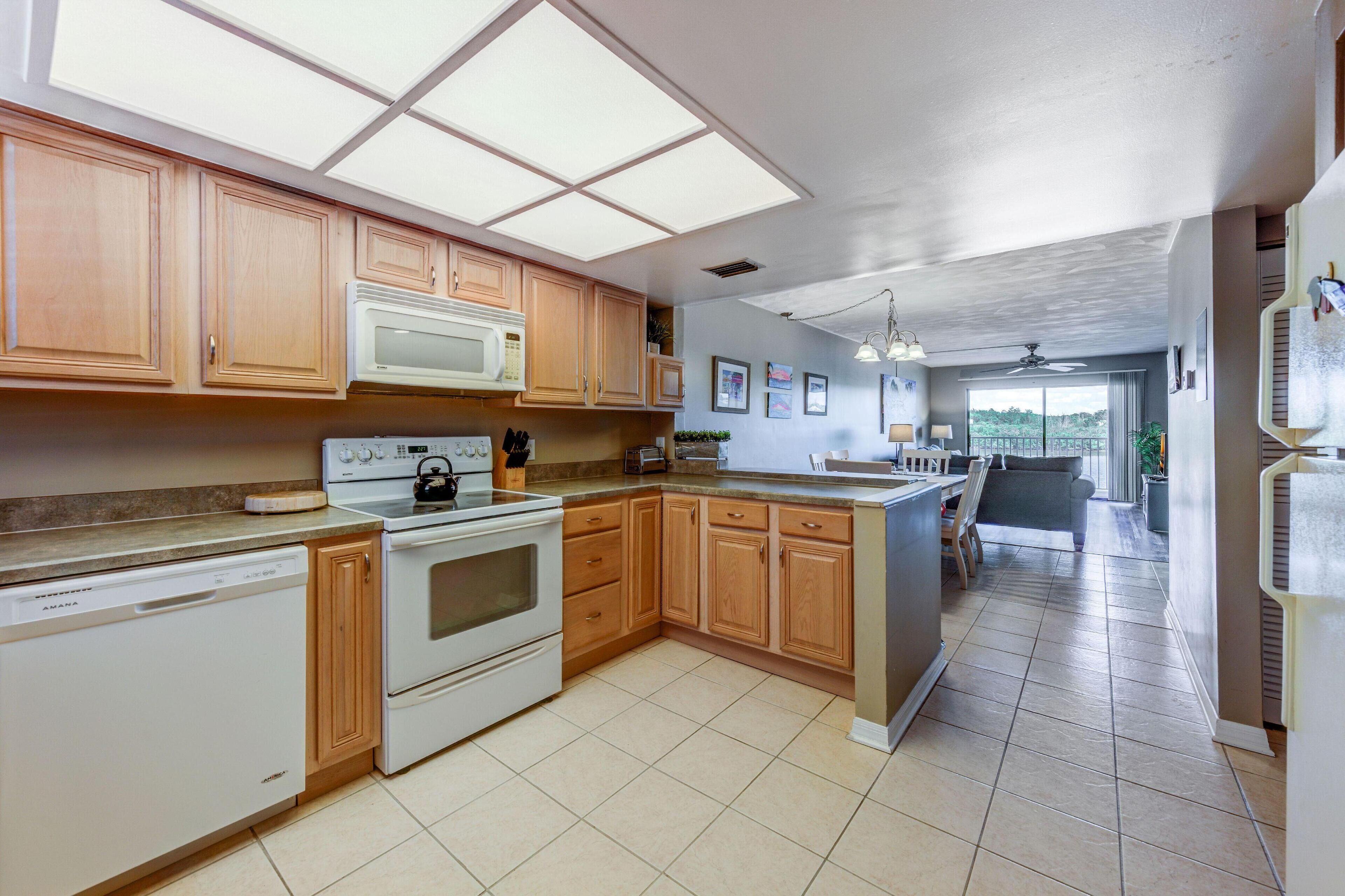 Bayshore Yacht & Tennis Club Luxury Condominiums