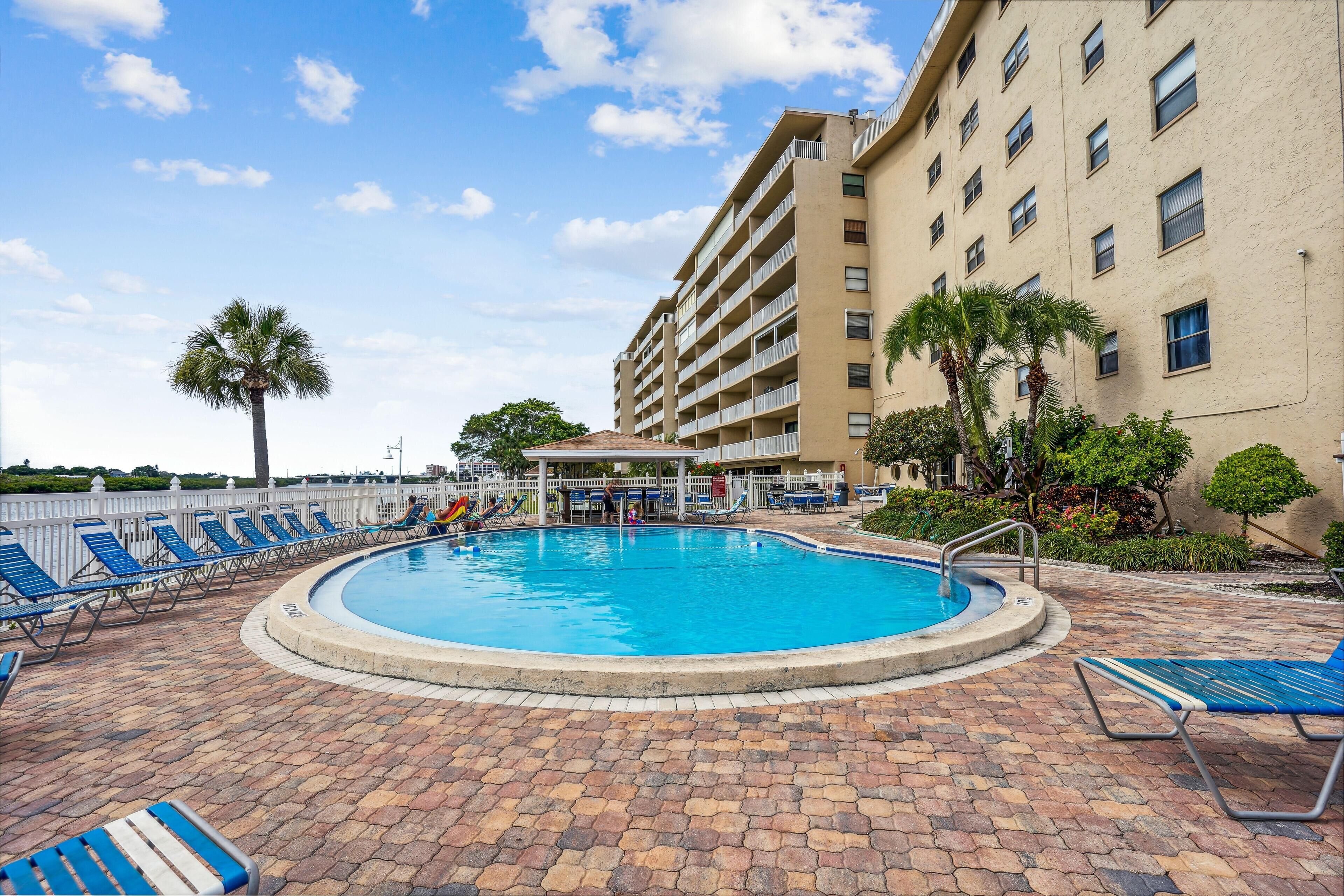 Bayshore Yacht & Tennis Club Luxury Condominiums