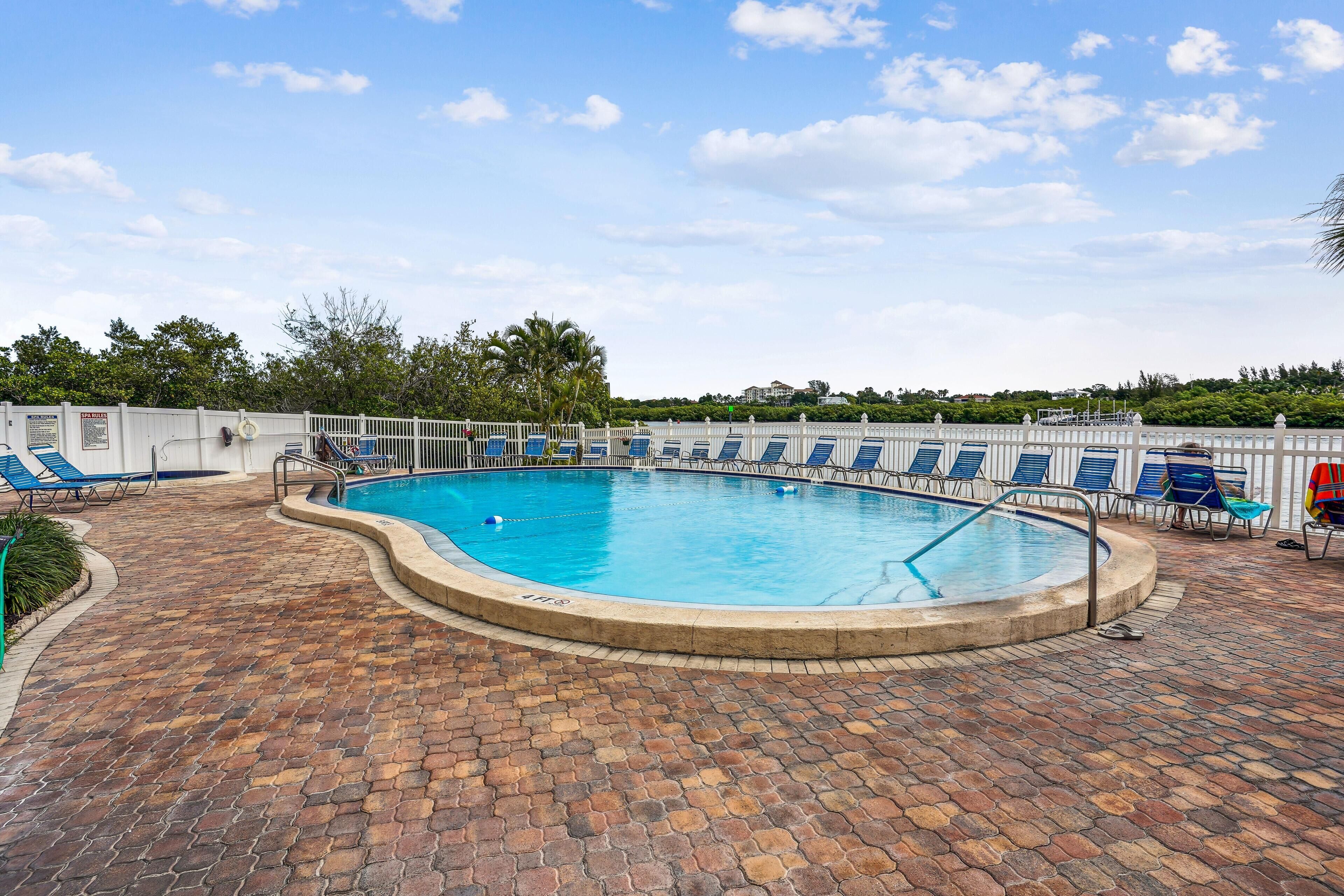 Bayshore Yacht & Tennis Club Luxury Condominiums