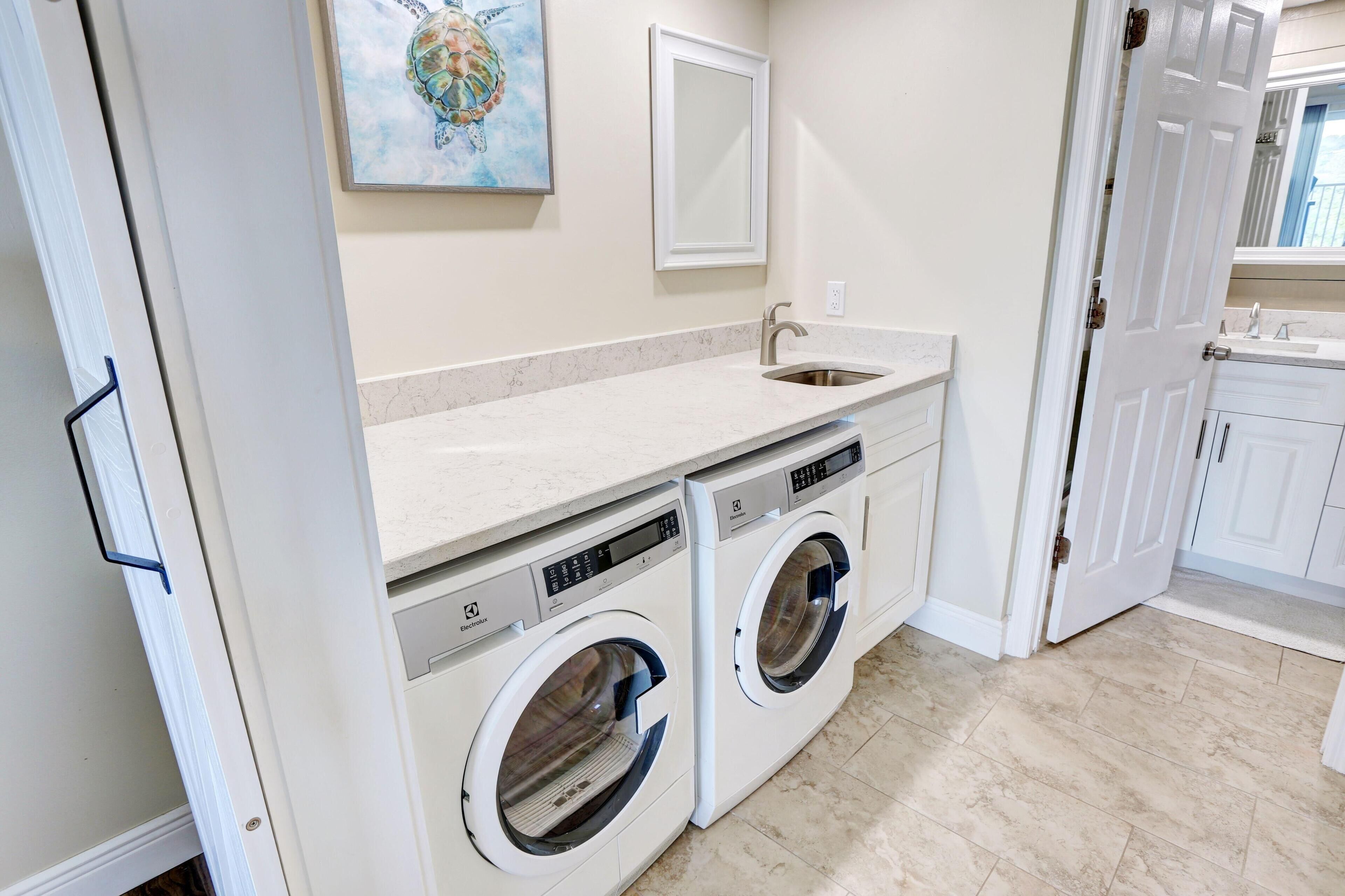 Bayshore Yacht & Tennis Club Luxury Condominiums