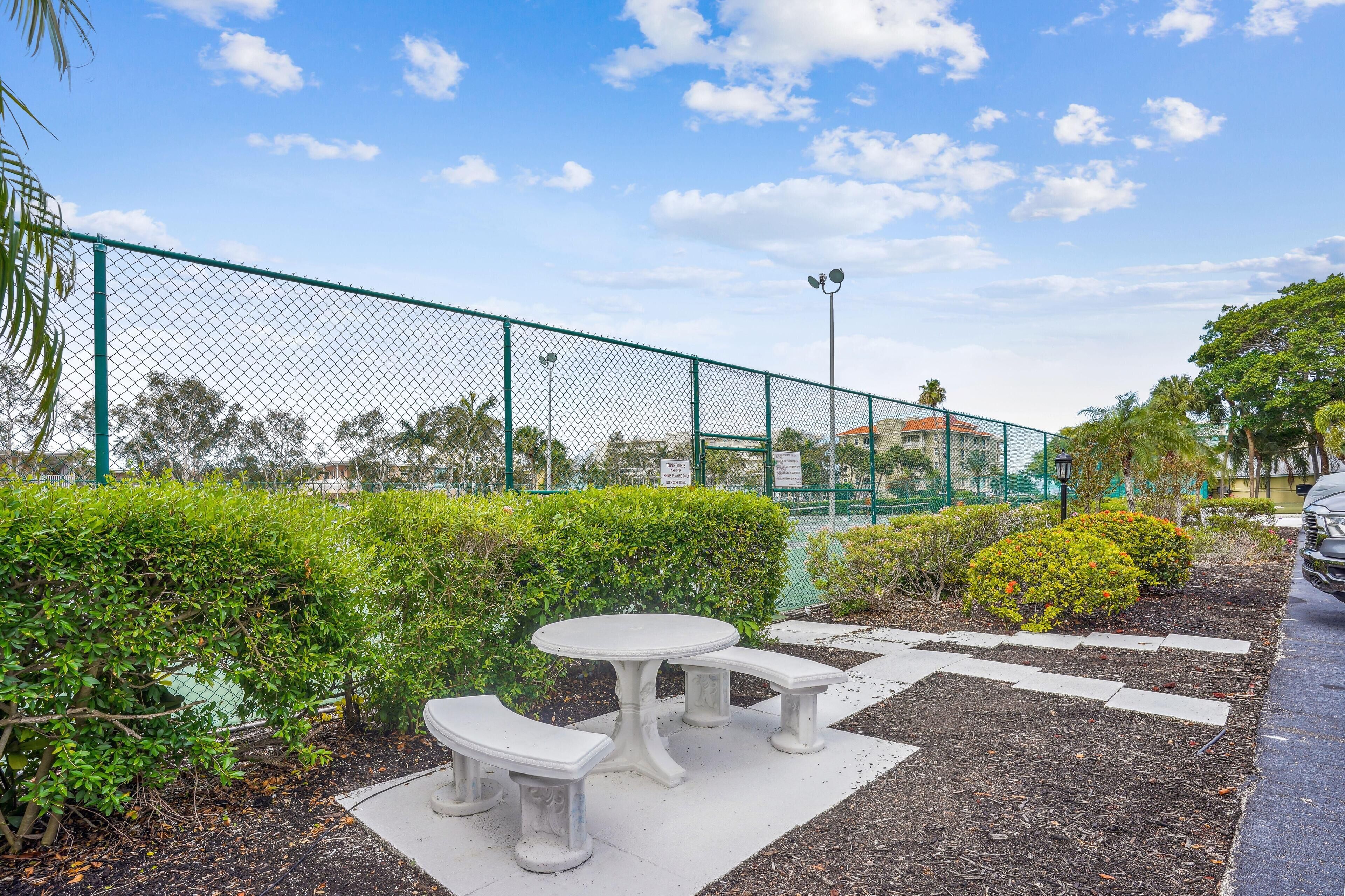 Bayshore Yacht & Tennis Club Luxury Condominiums