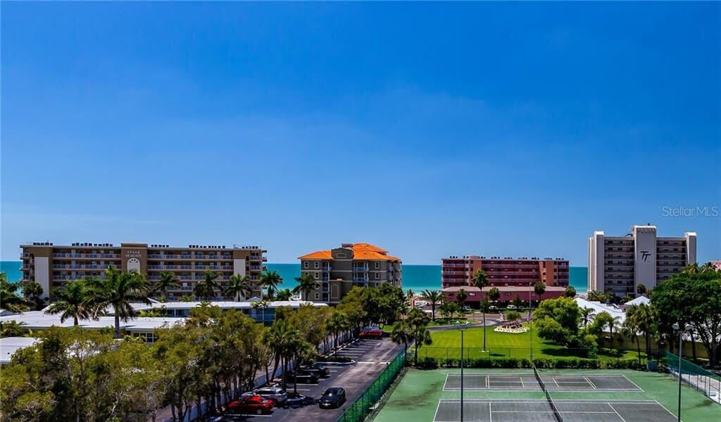 Bayshore Yacht & Tennis Club Luxury Condominiums