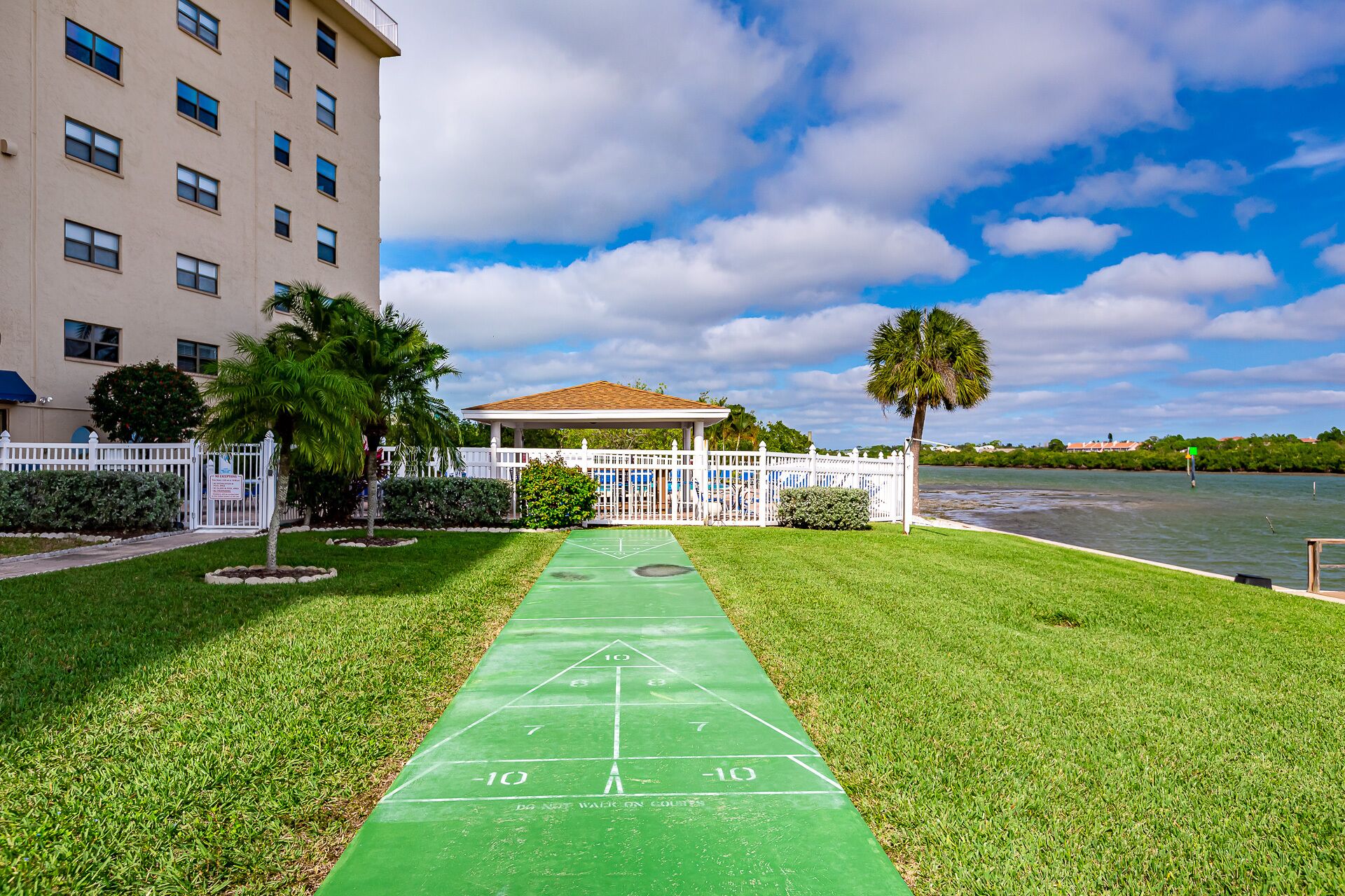 Bayshore Yacht & Tennis Club Luxury Condominiums