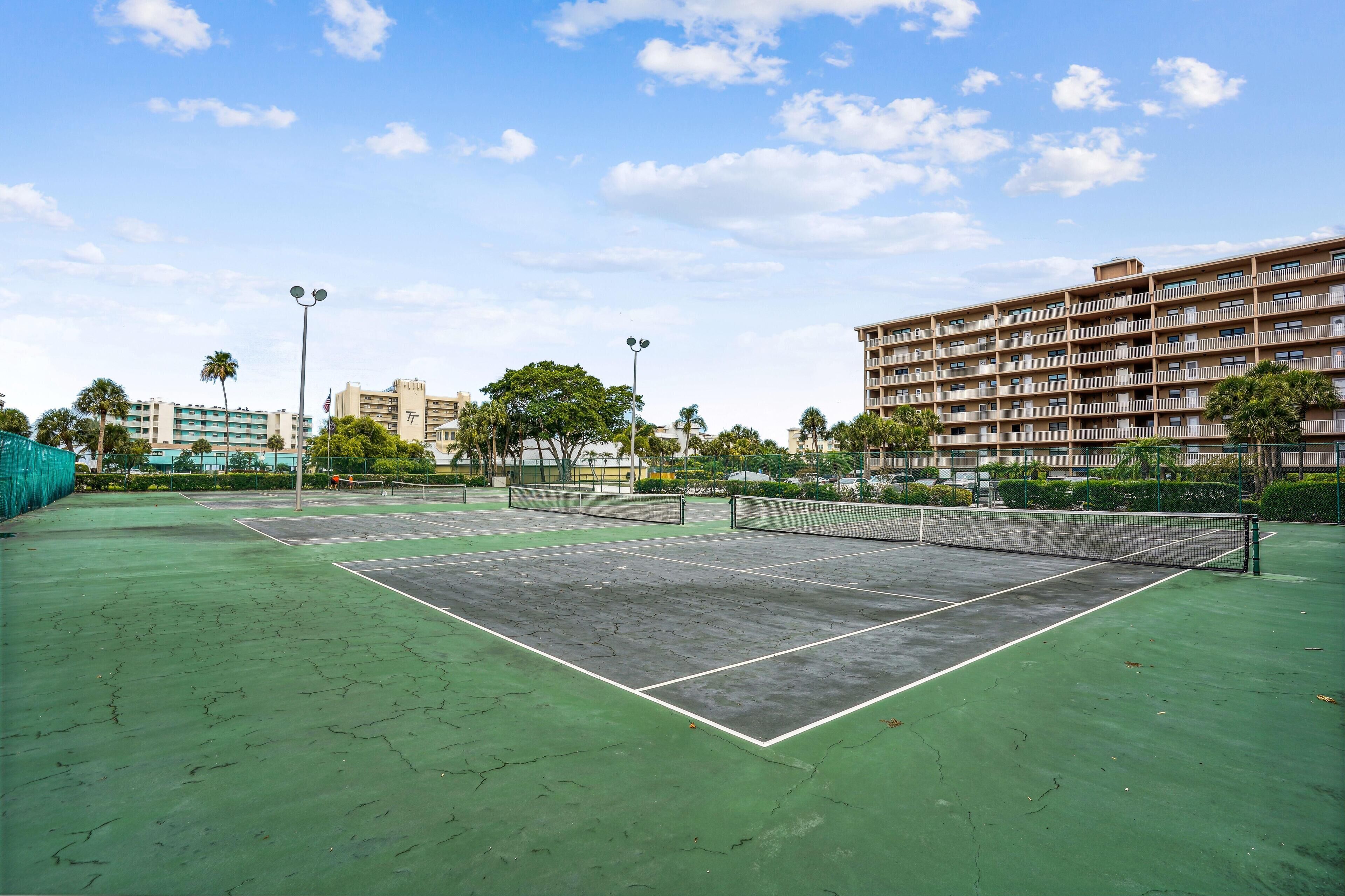 Bayshore Yacht & Tennis Club Luxury Condominiums