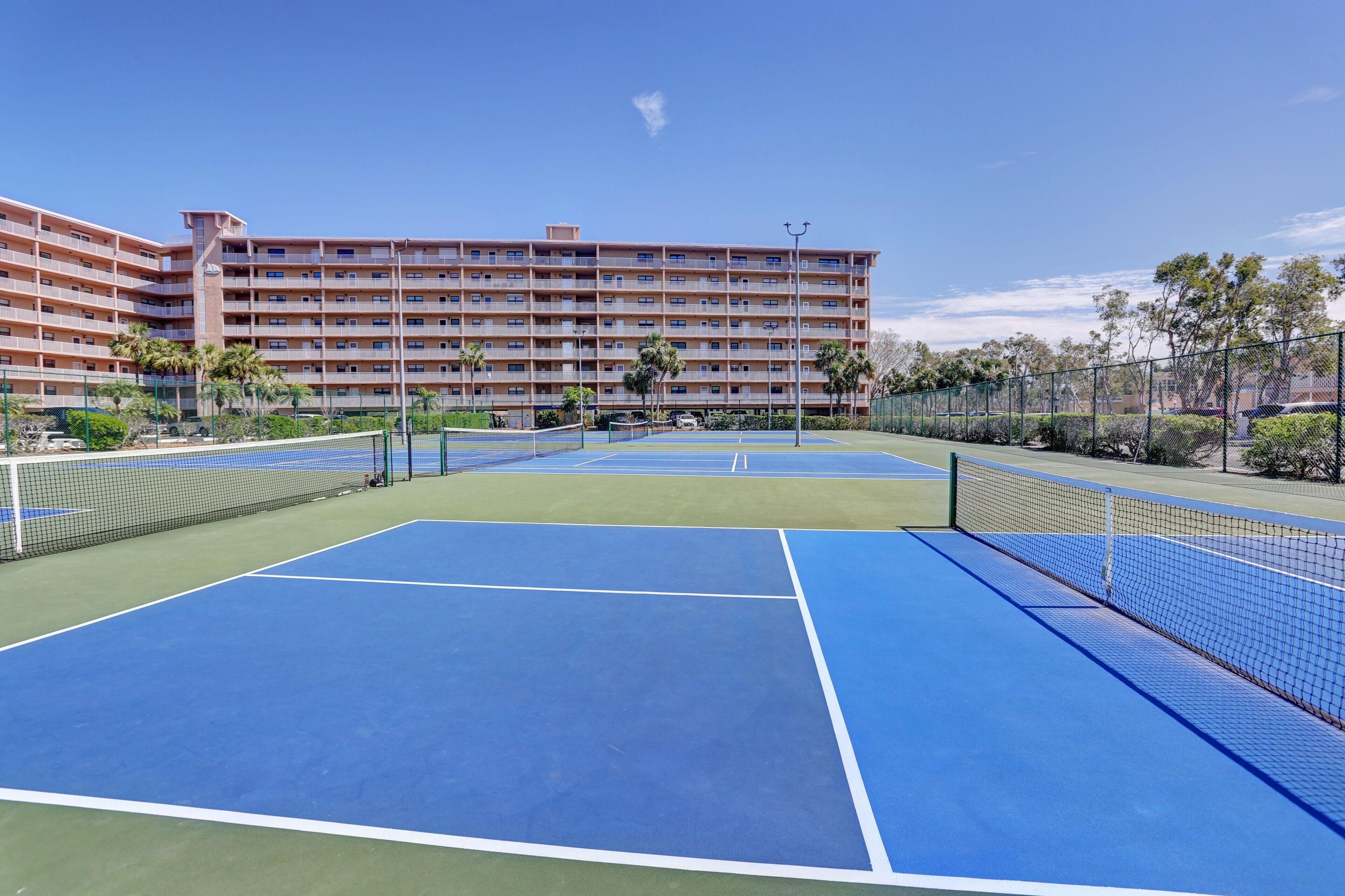 Bayshore Yacht & Tennis Club Luxury Condominiums