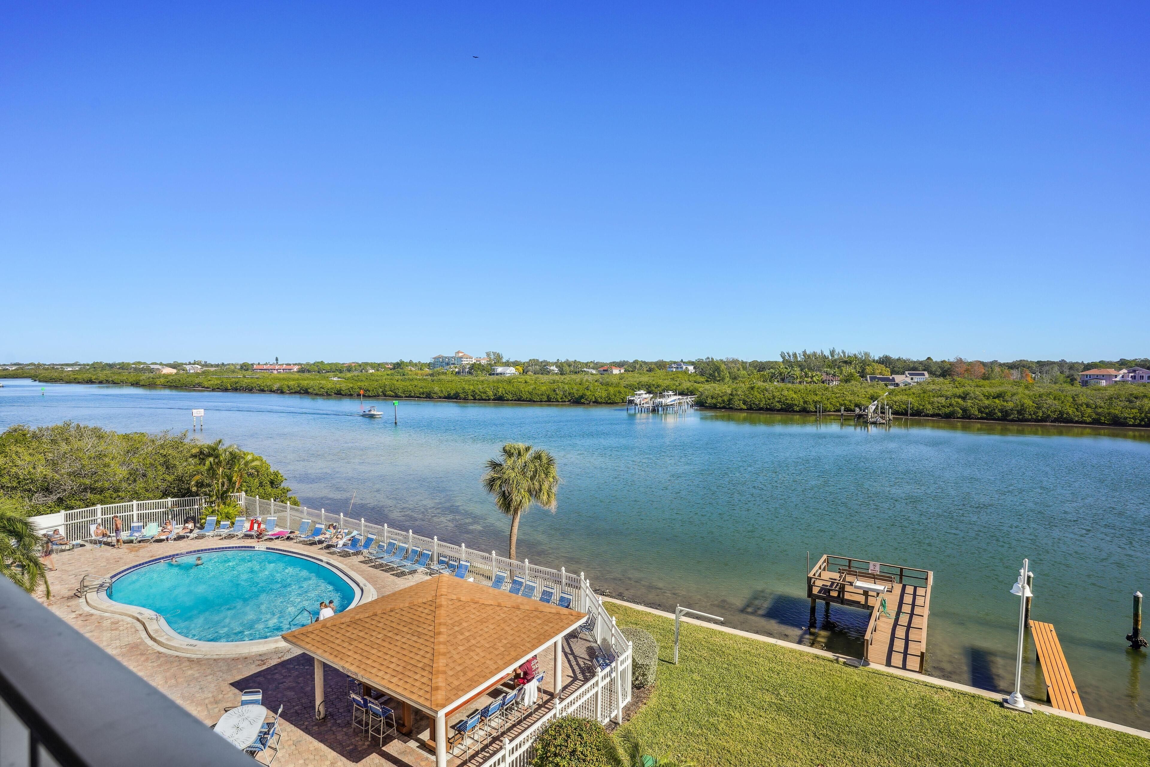Bayshore Yacht & Tennis Club Luxury Condominiums