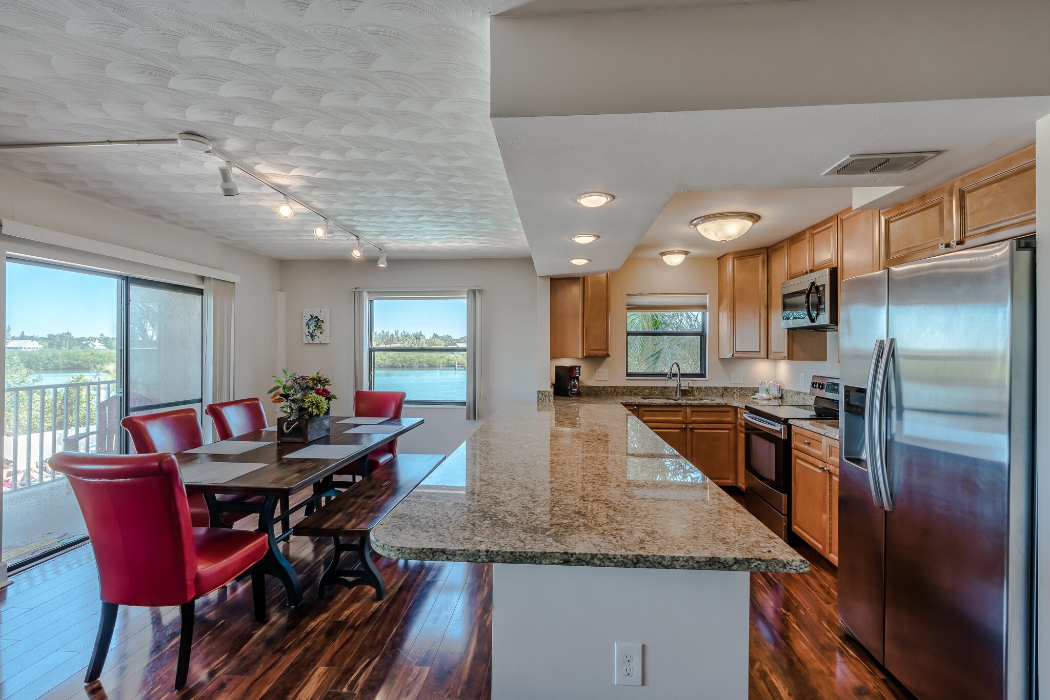 Bayshore Yacht & Tennis Club Luxury Condominiums