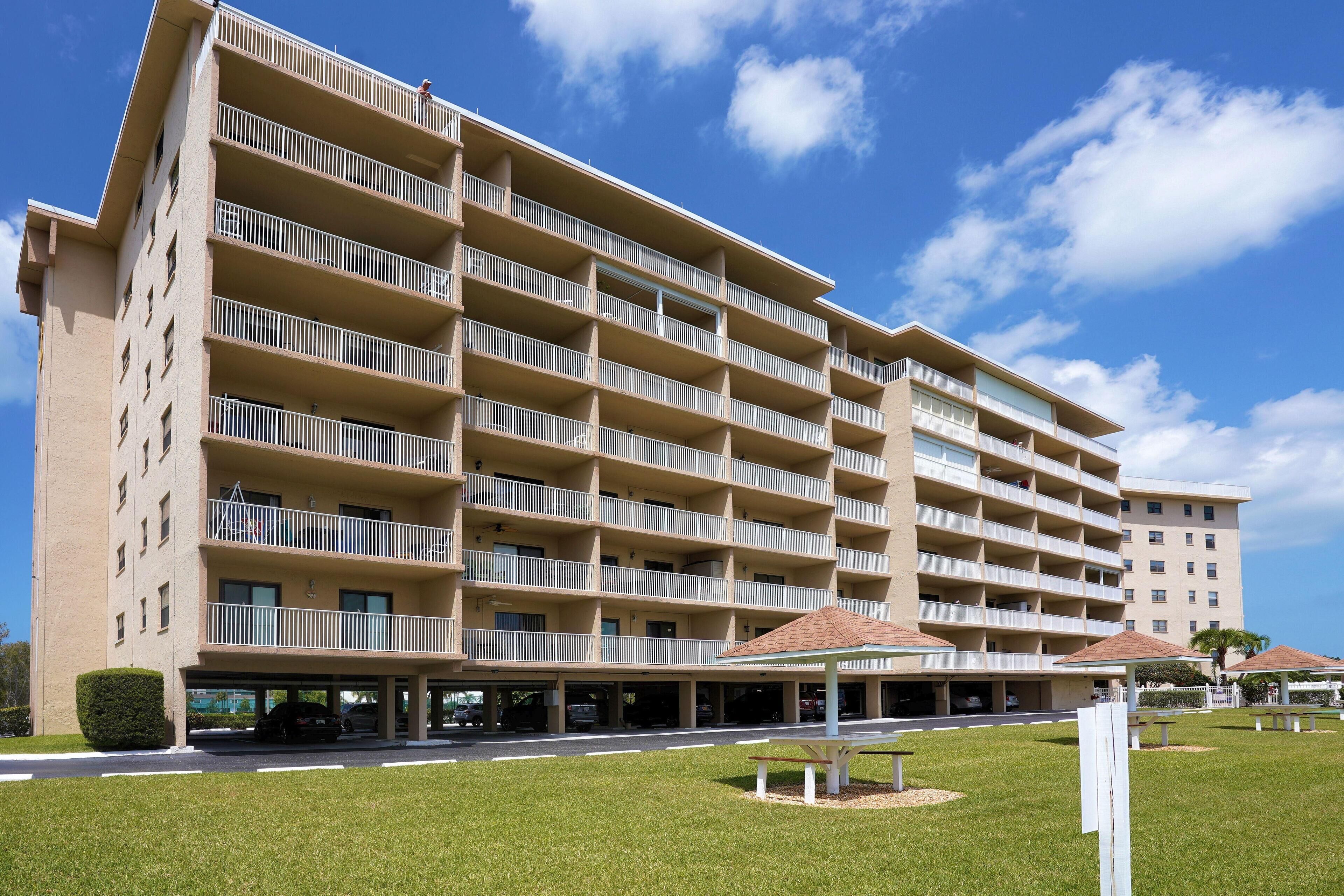 Bayshore Yacht & Tennis Club Luxury Condominiums