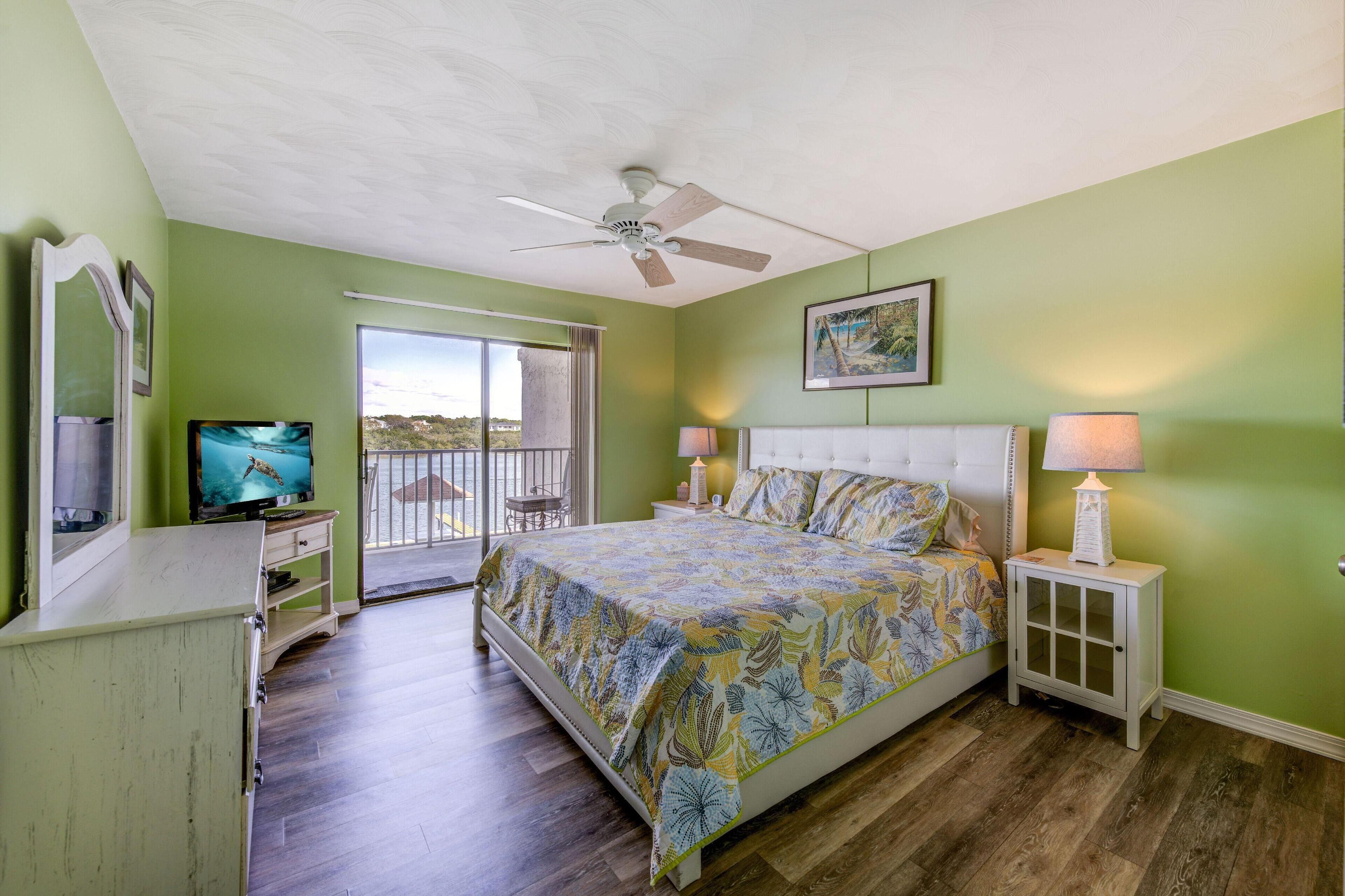 Bayshore Yacht & Tennis Club Luxury Condominiums