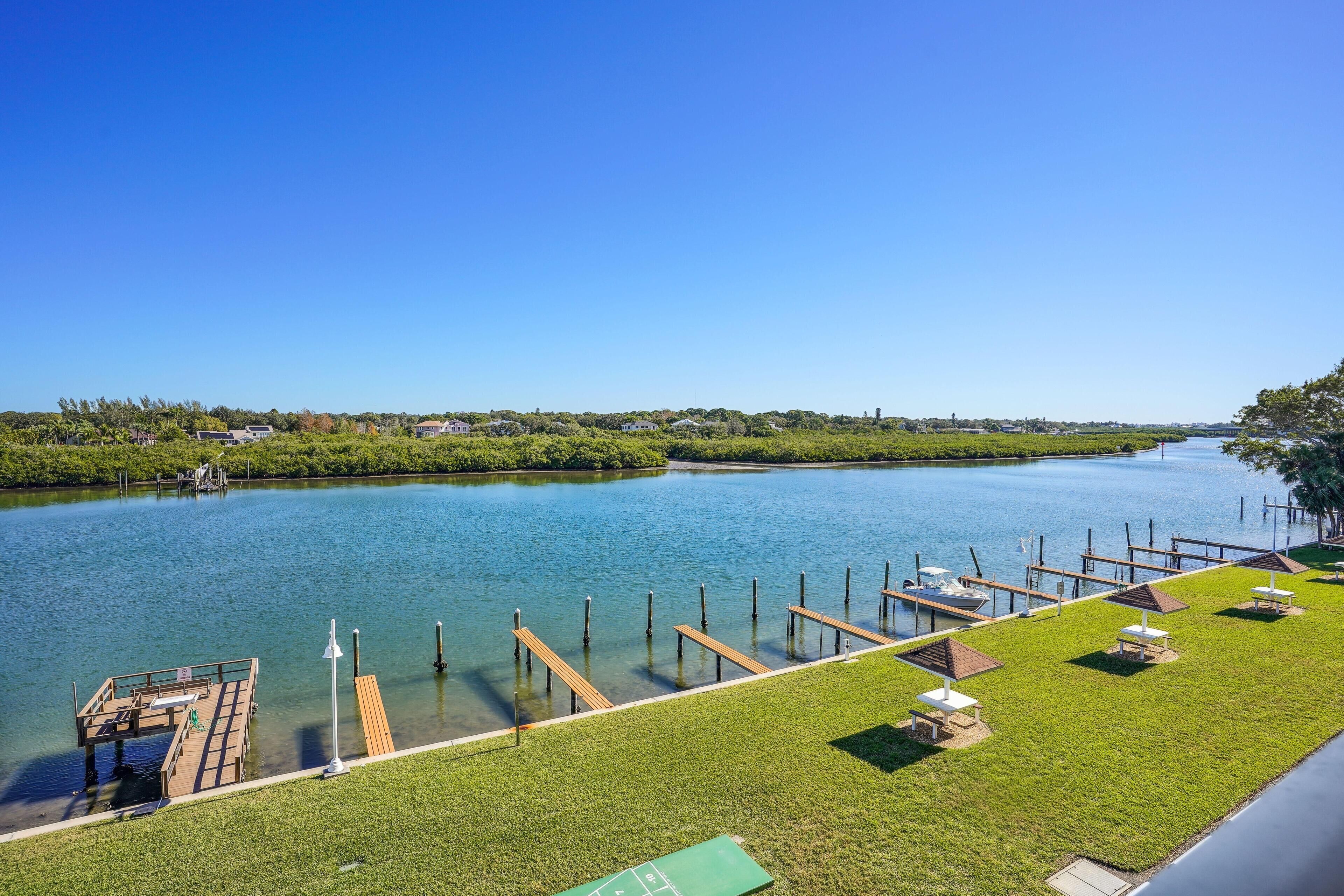 Bayshore Yacht & Tennis Club Luxury Condominiums