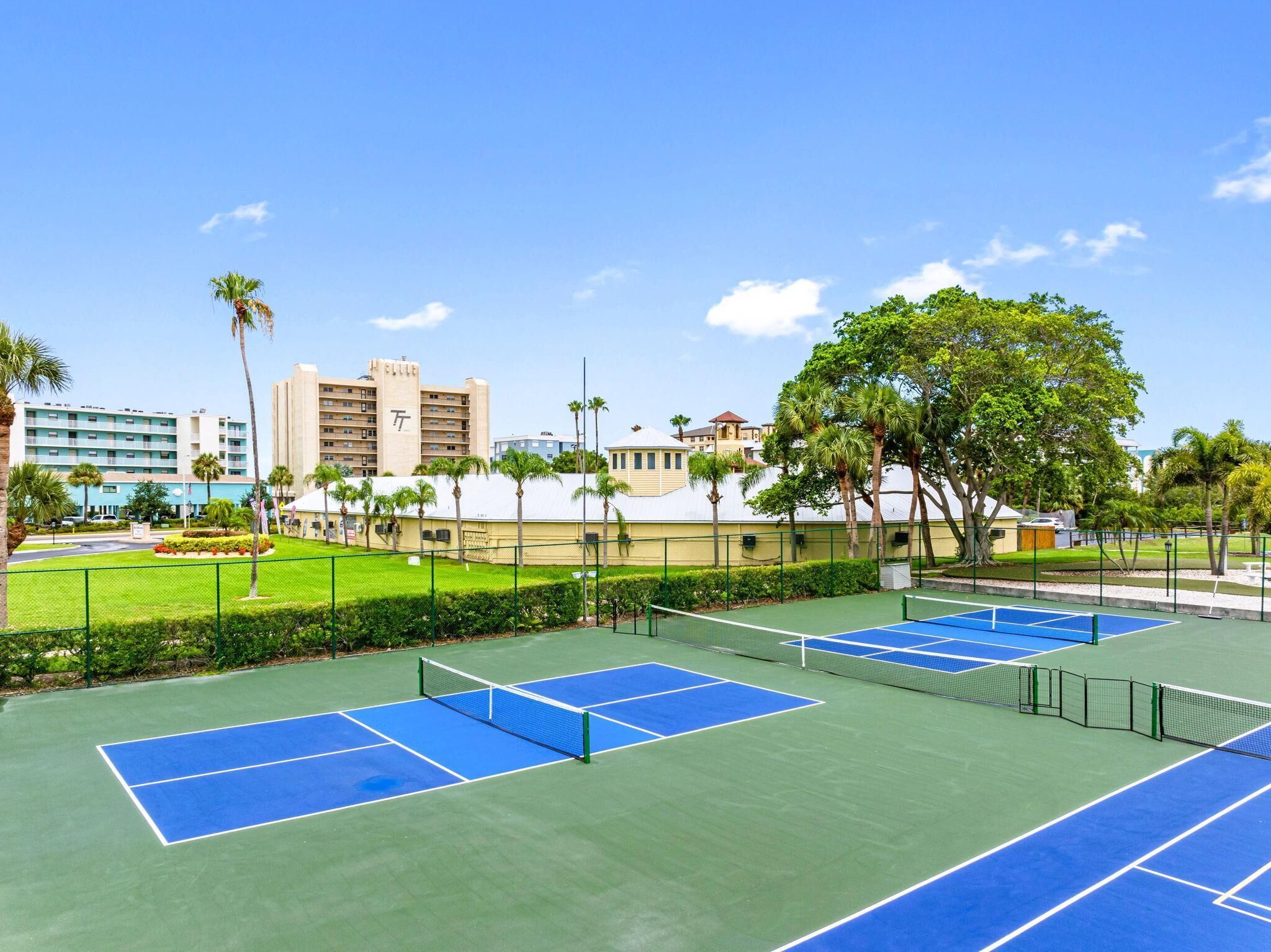 Bayshore Yacht & Tennis Club Luxury Condominiums