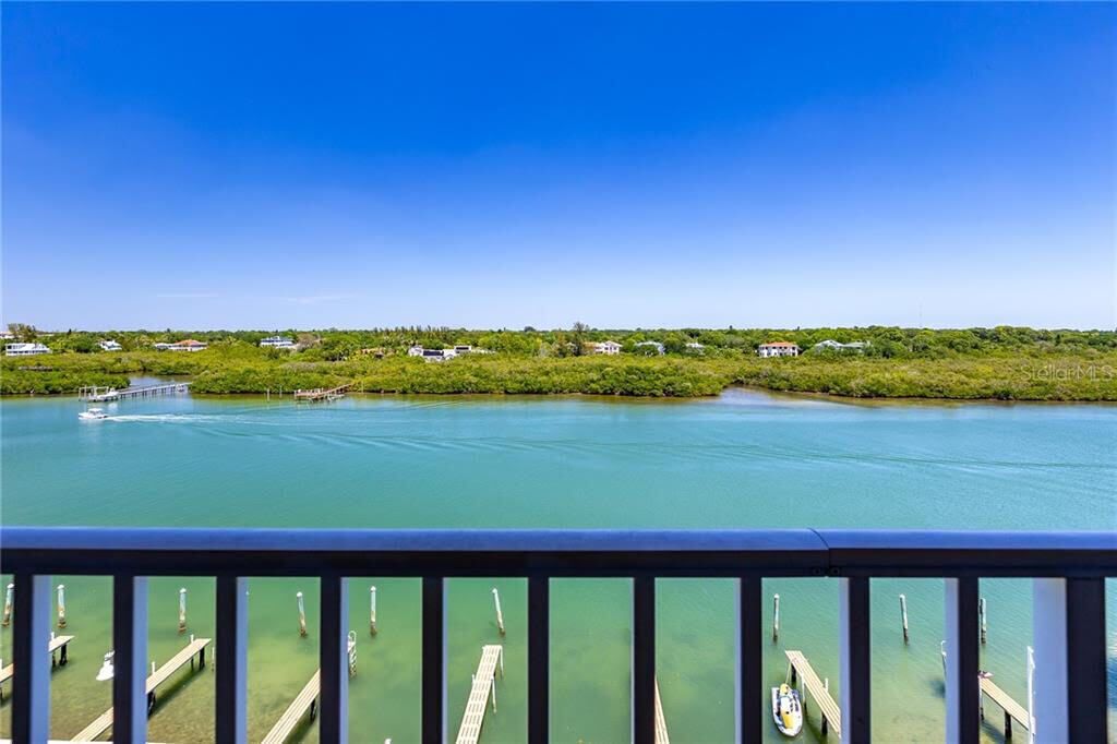 Bayshore Yacht & Tennis Club Luxury Condominiums