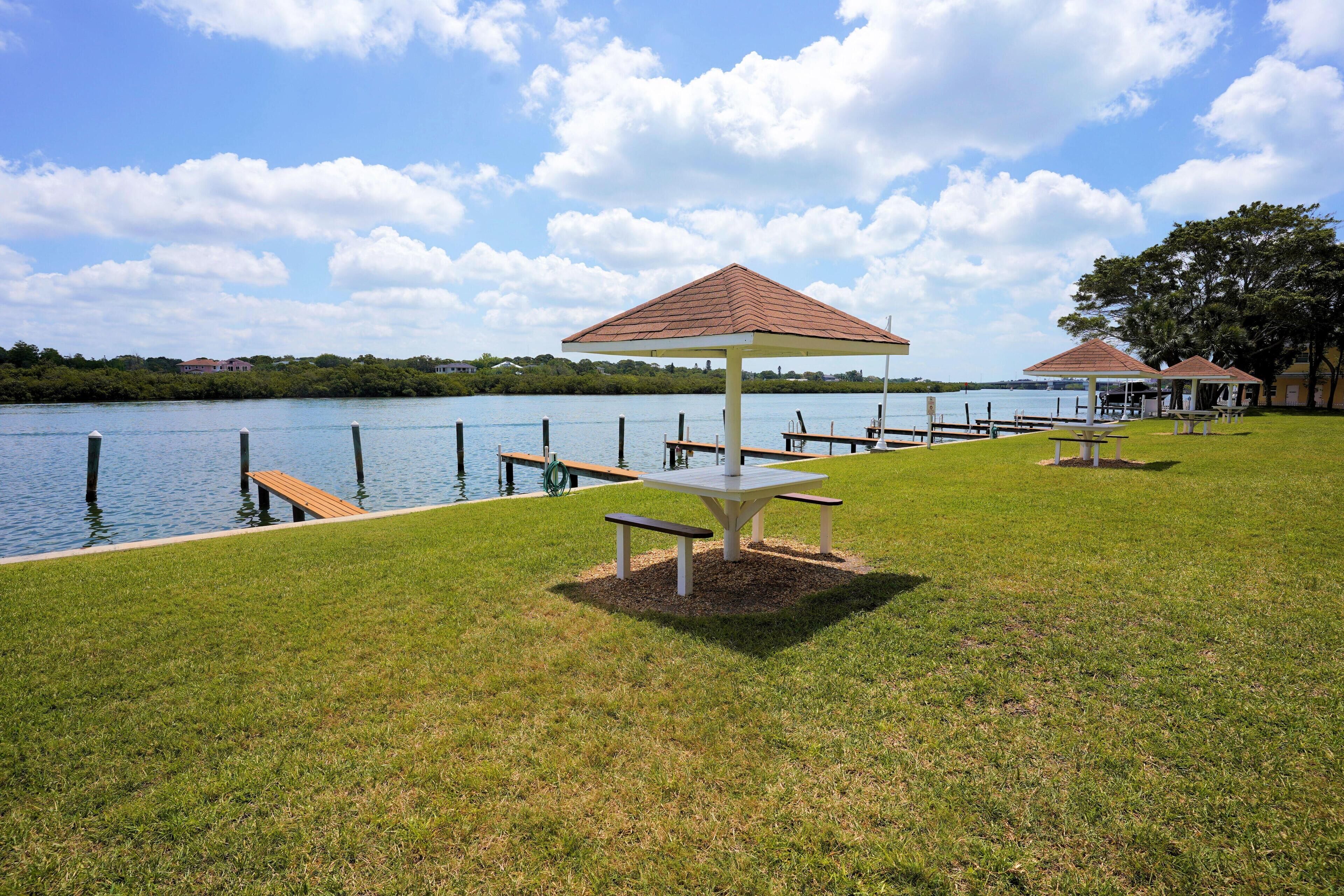 Bayshore Yacht & Tennis Club Luxury Condominiums