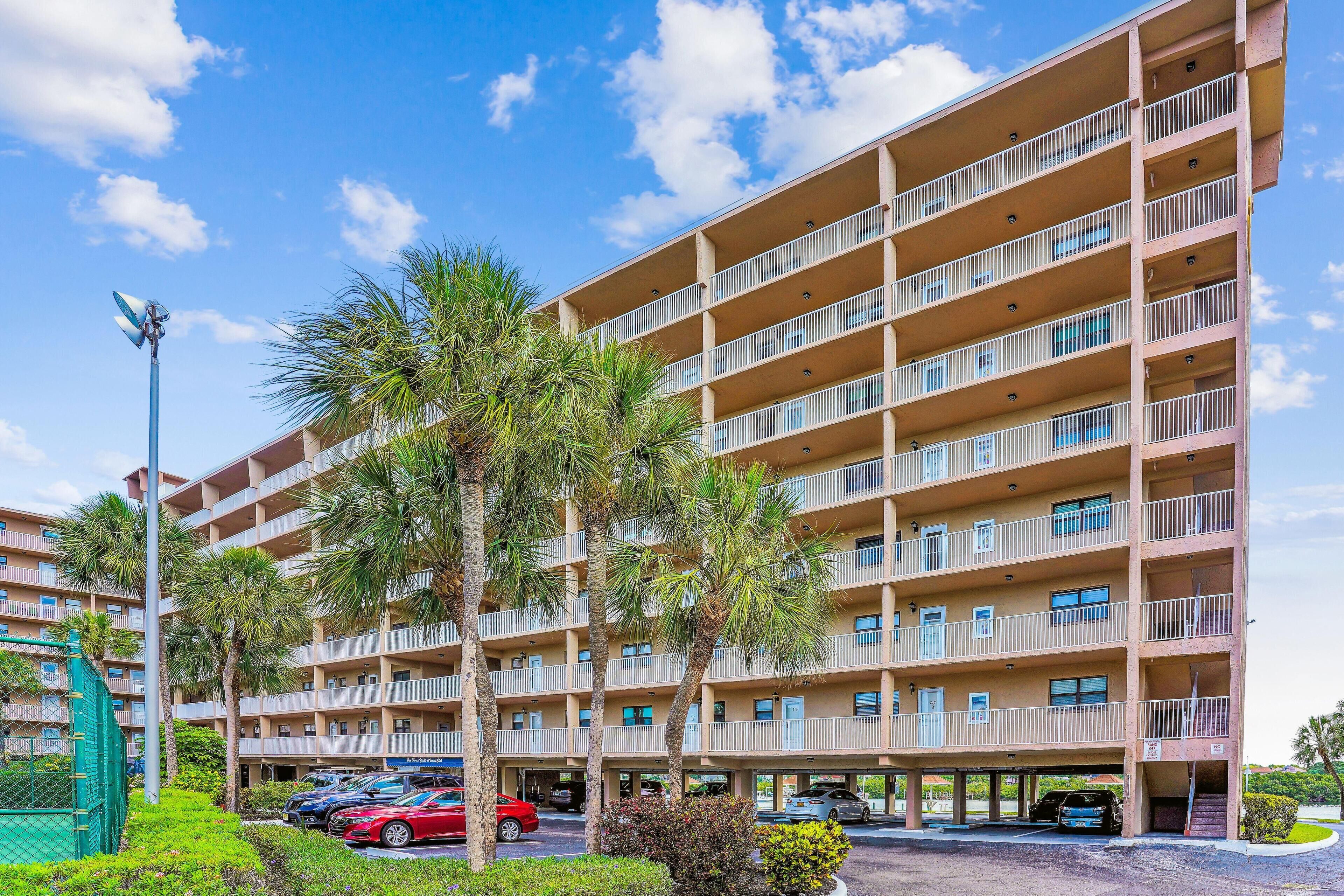 Bayshore Yacht & Tennis Club Luxury Condominiums