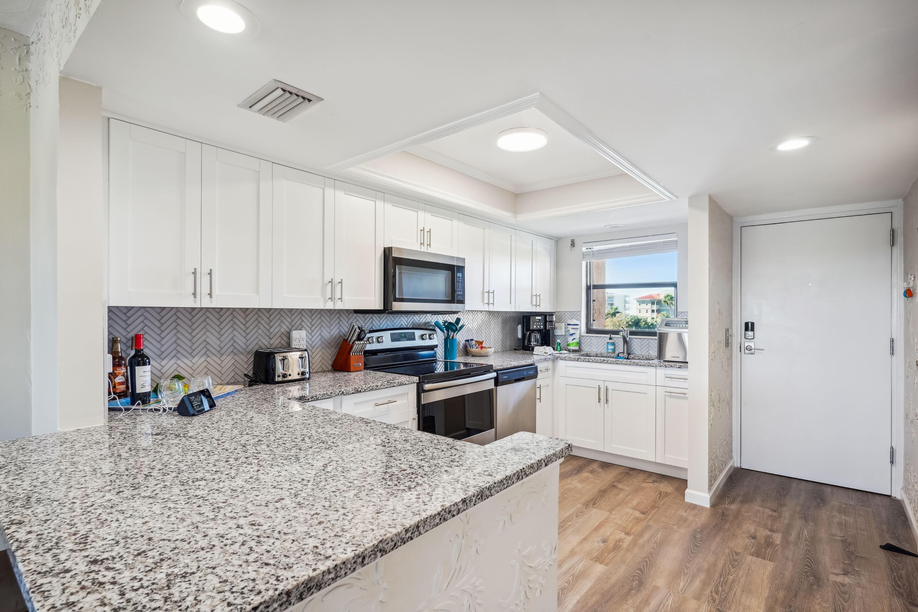 Bayshore Yacht & Tennis Club Luxury Condominiums