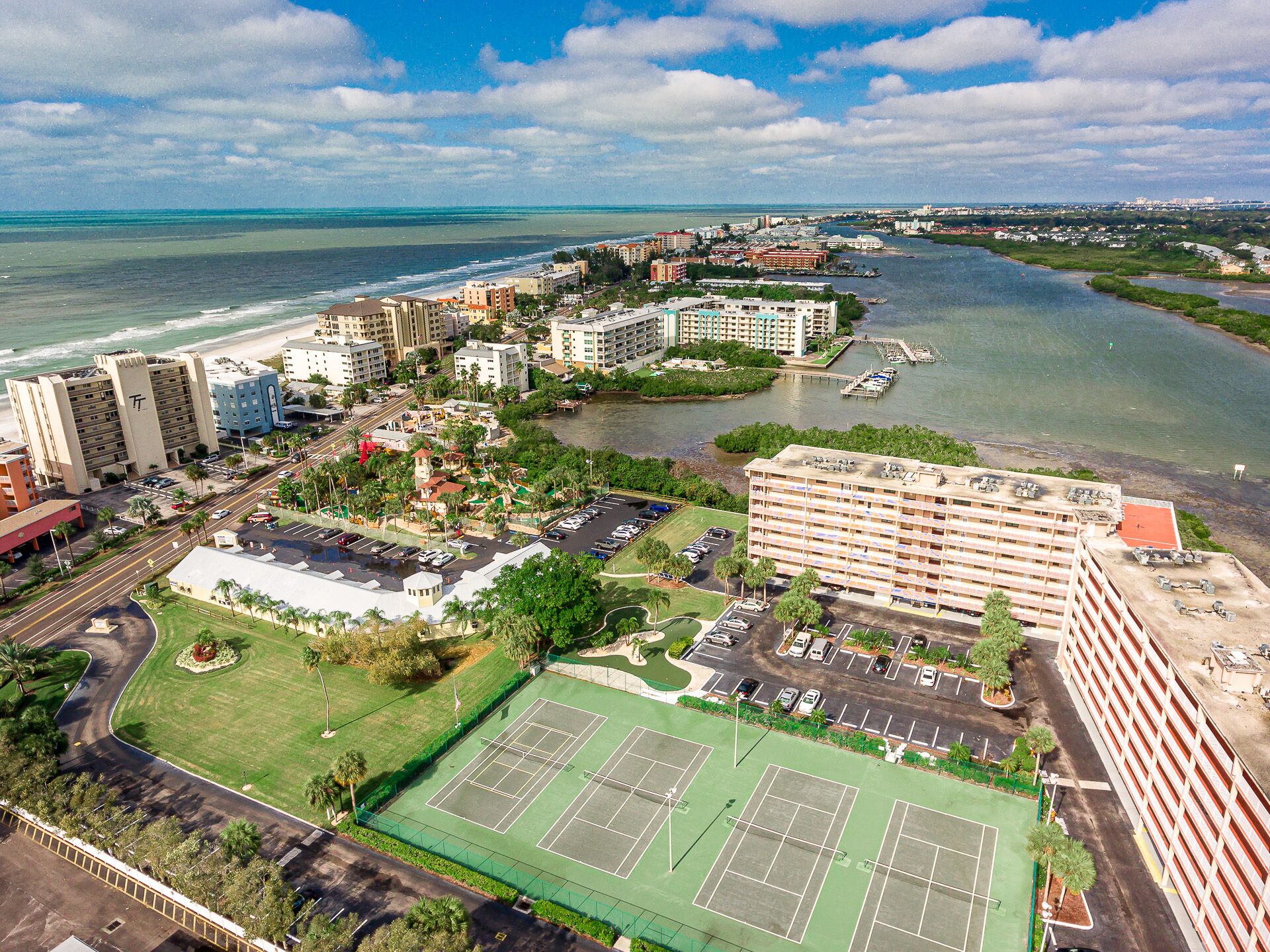 Bayshore Yacht & Tennis Club Luxury Condominiums