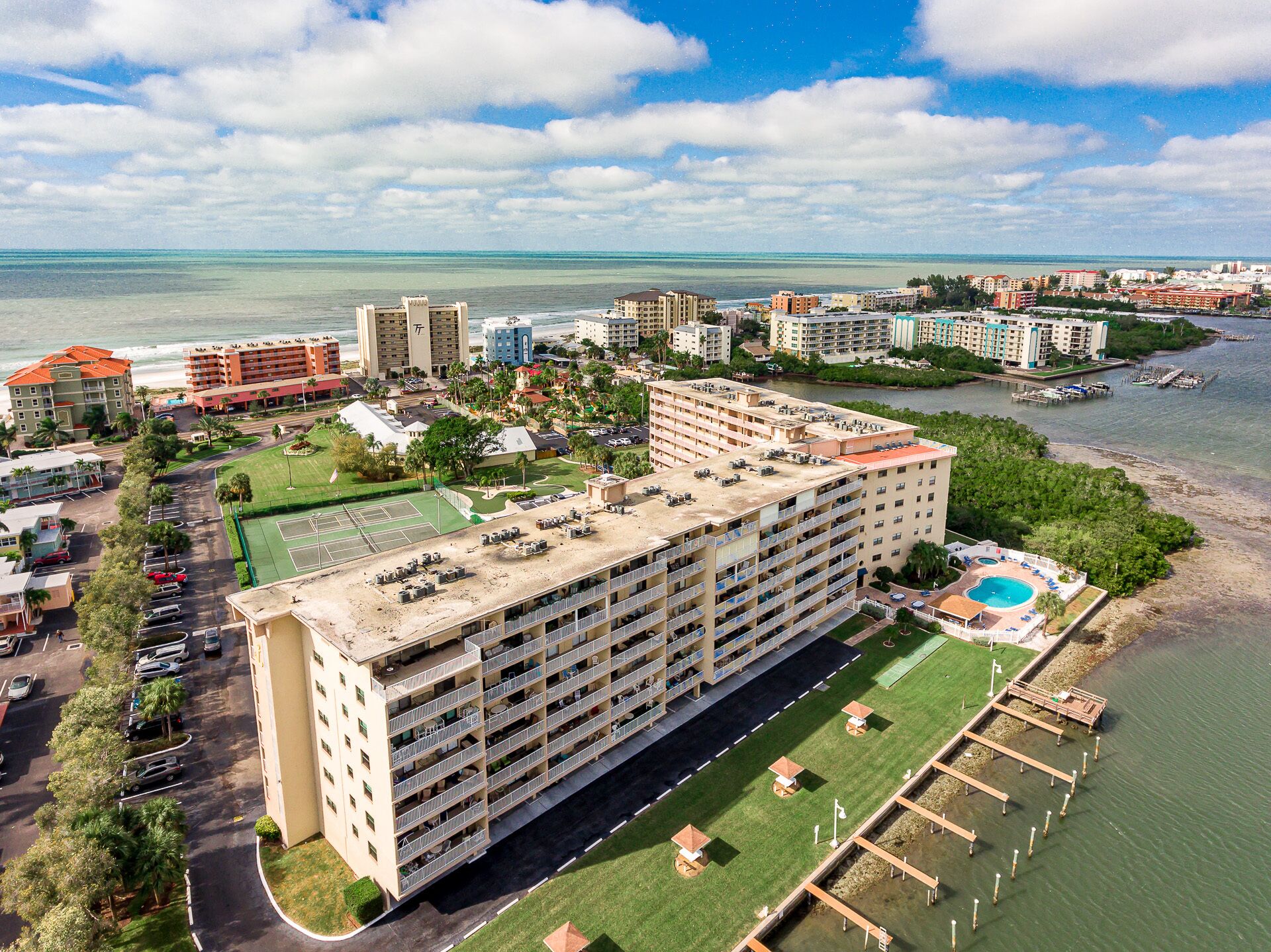 Bayshore Yacht & Tennis Club Luxury Condominiums