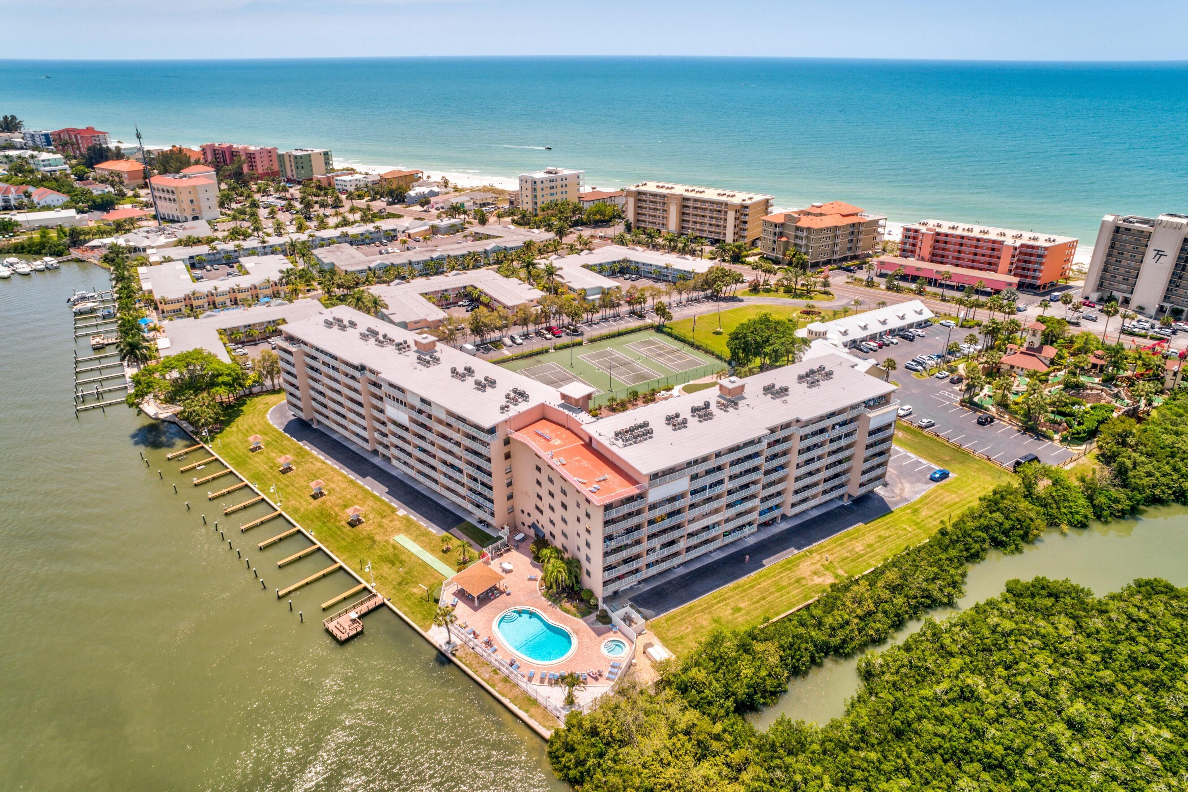 Bayshore Yacht & Tennis Club Luxury Condominiums