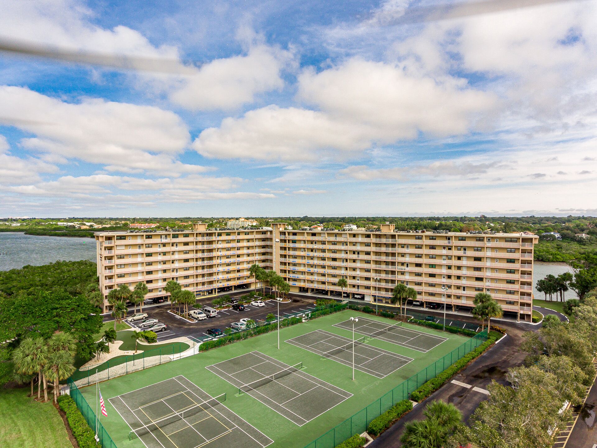 Bayshore Yacht & Tennis Club Luxury Condominiums