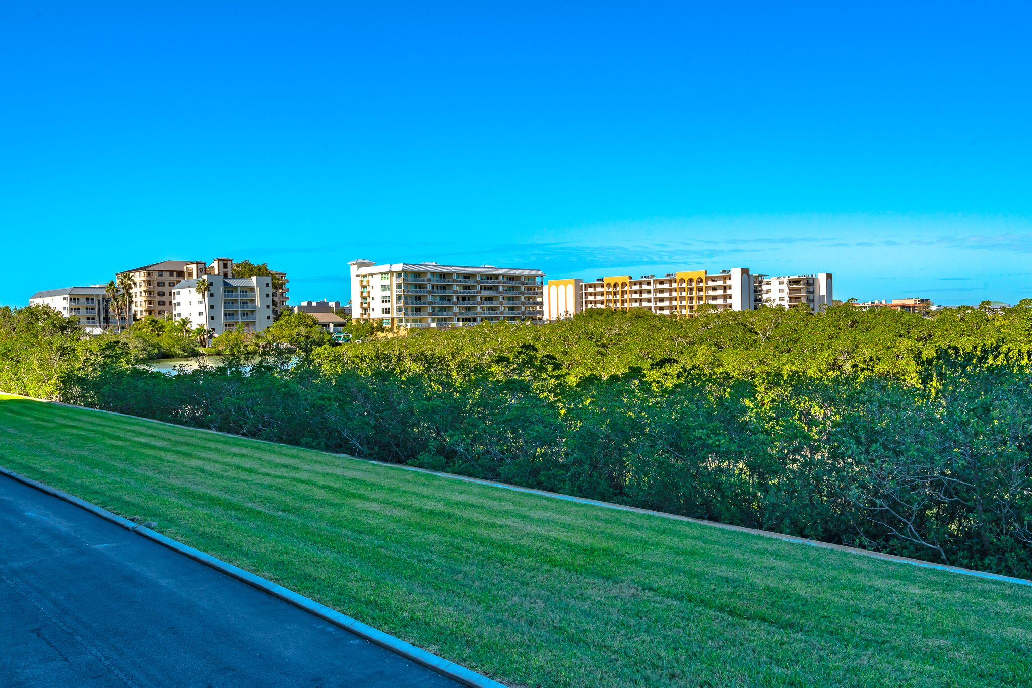 Bayshore Yacht & Tennis Club Luxury Condominiums