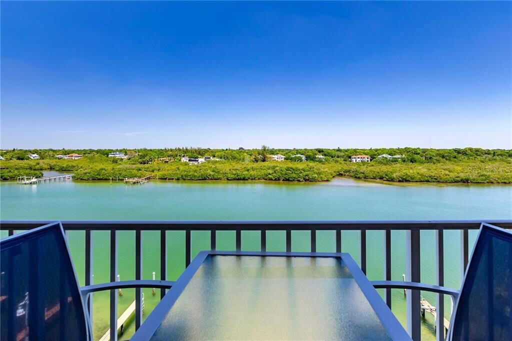 Bayshore Yacht & Tennis Club Luxury Condominiums