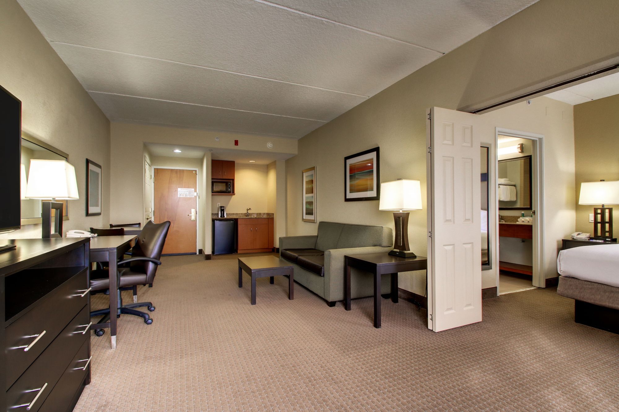 Holiday Inn Express & Suites Jacksonville SE- Med Ctr Area