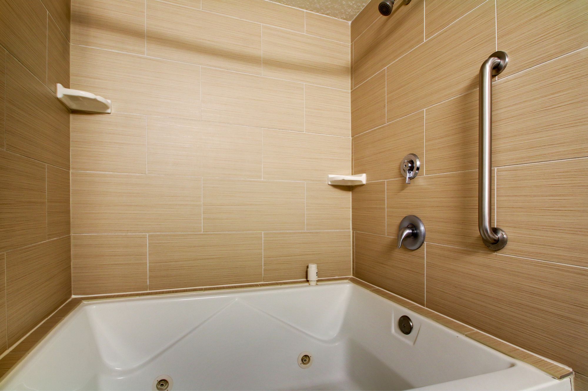 Holiday Inn Express & Suites Jacksonville SE- Med Ctr Area