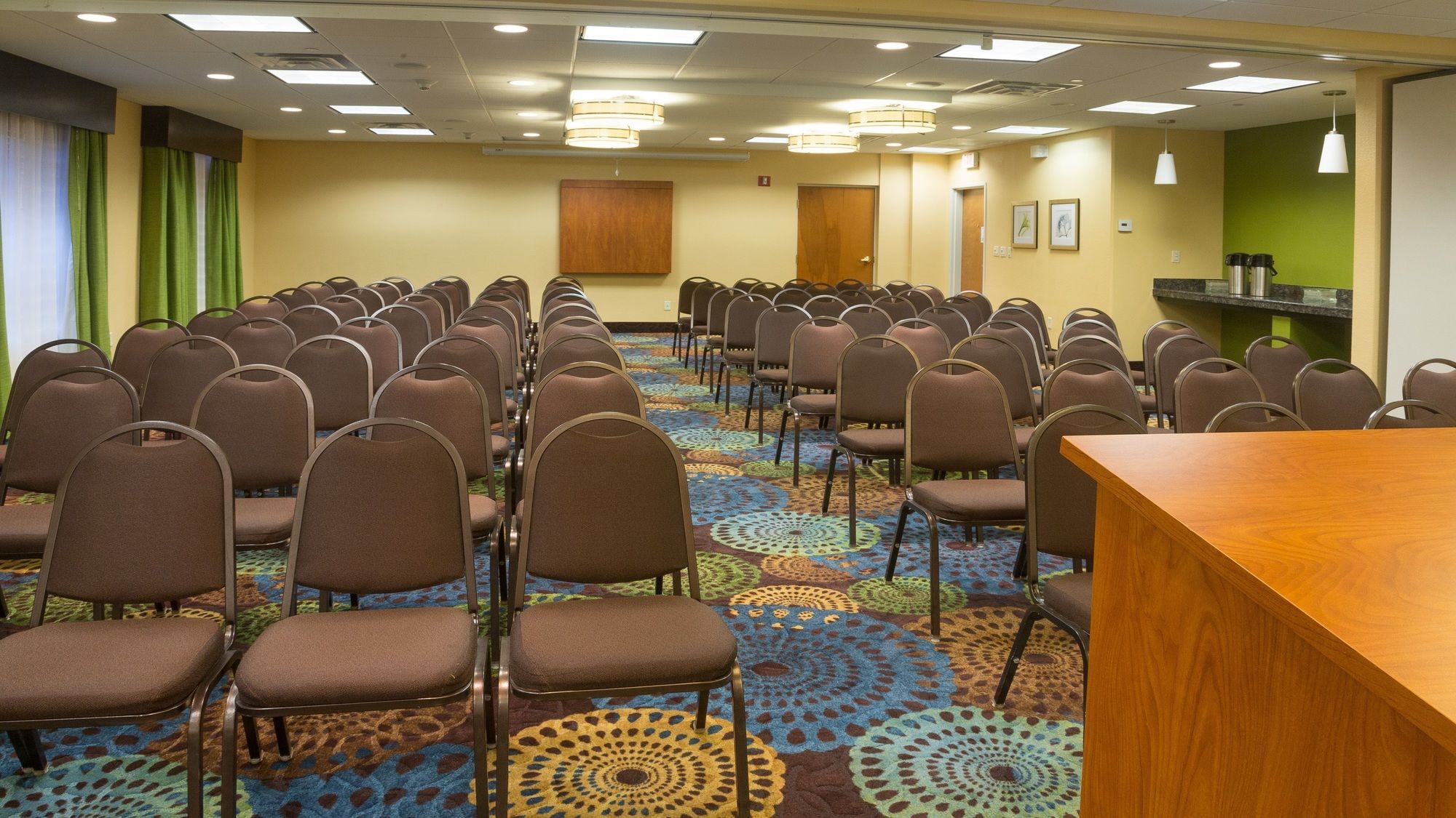 Holiday Inn Express & Suites Jacksonville SE- Med Ctr Area