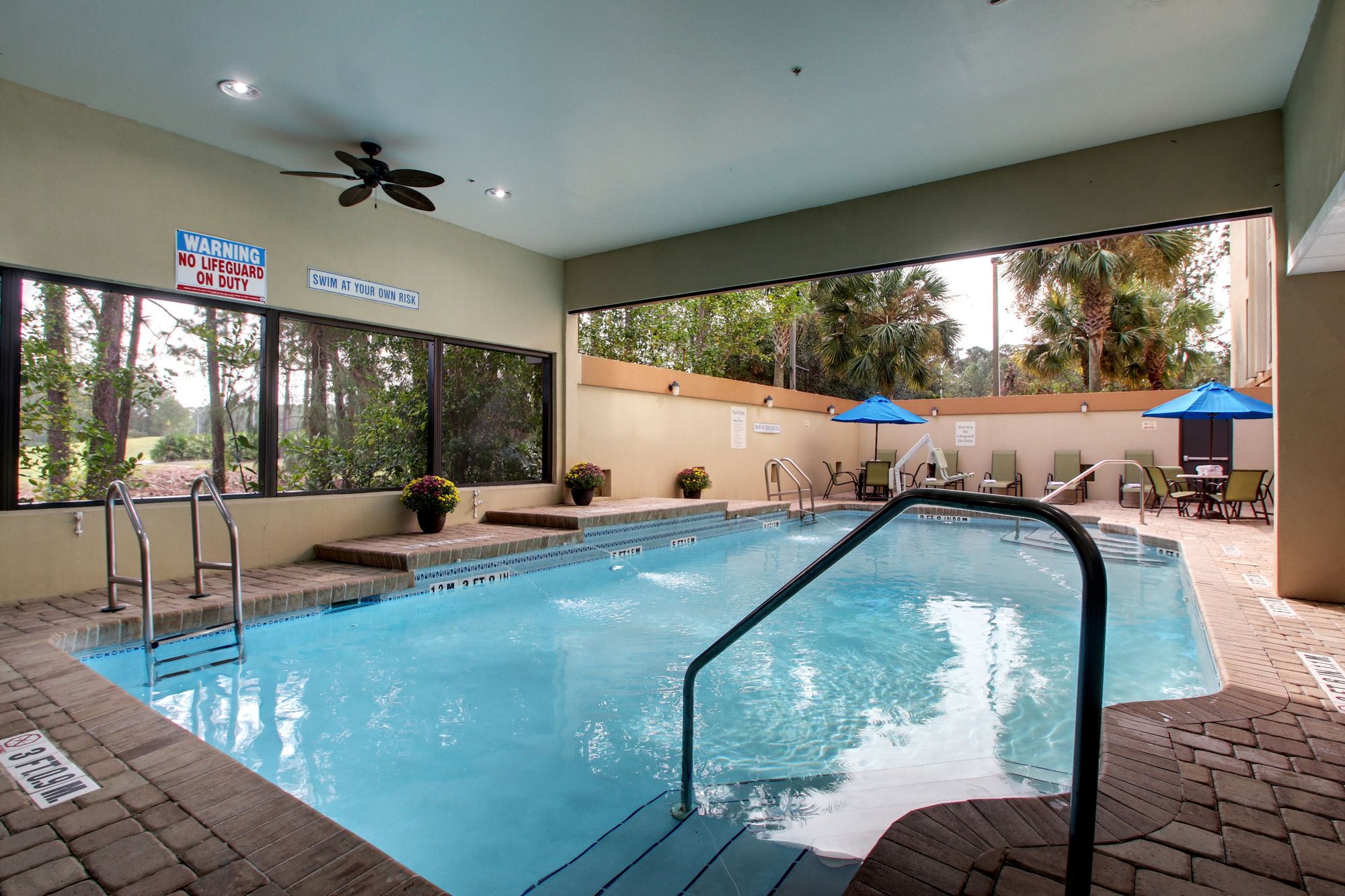 Holiday Inn Express & Suites Jacksonville SE- Med Ctr Area