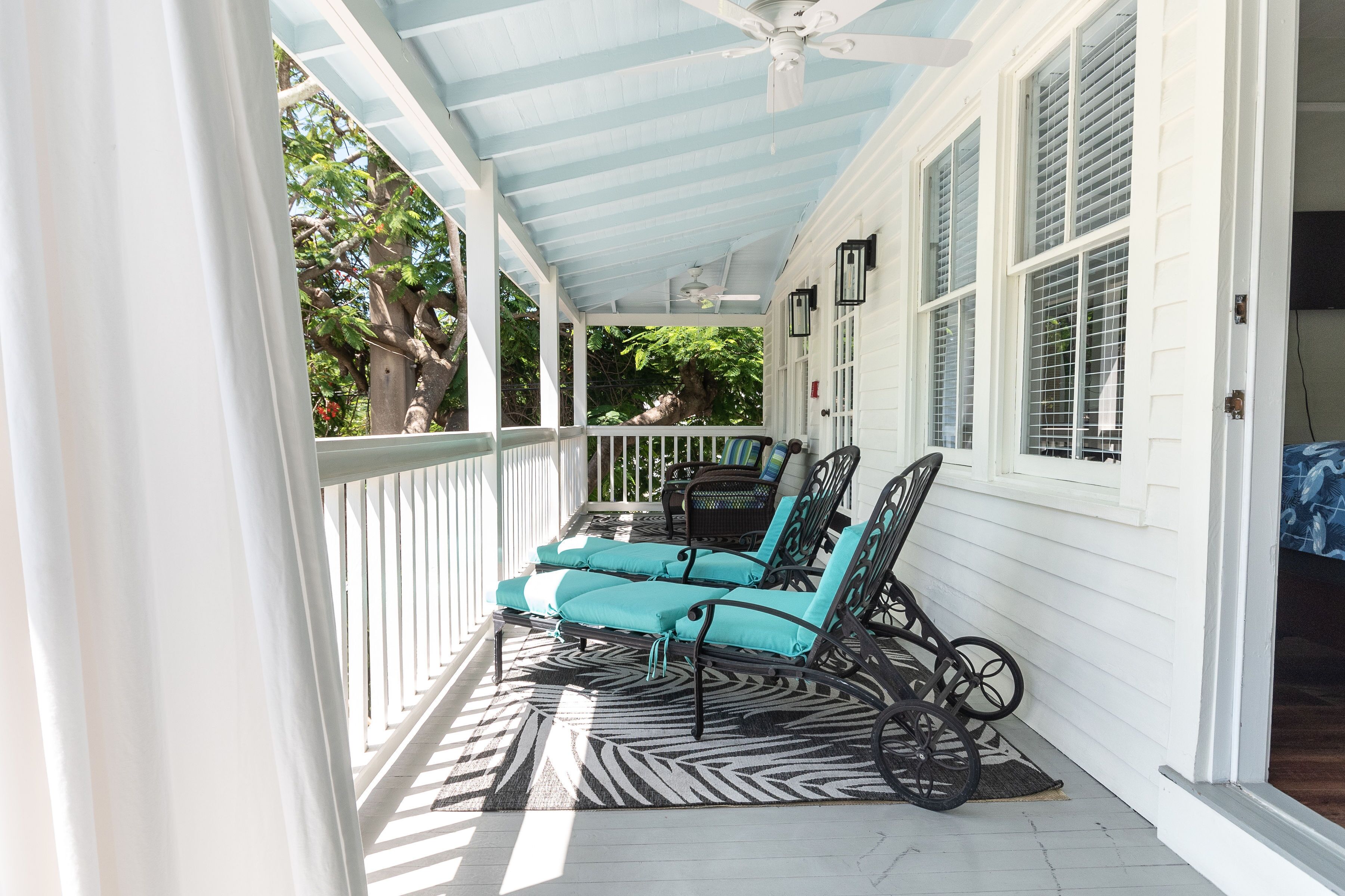 Frances Street Bottle Inn