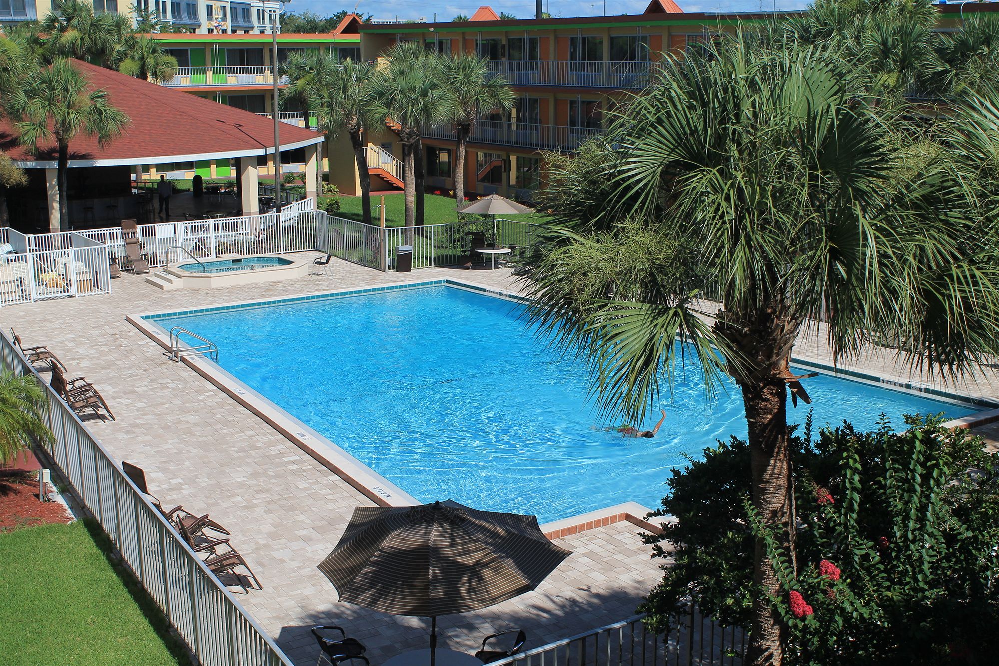 Roomba Inn & Suites Orlando