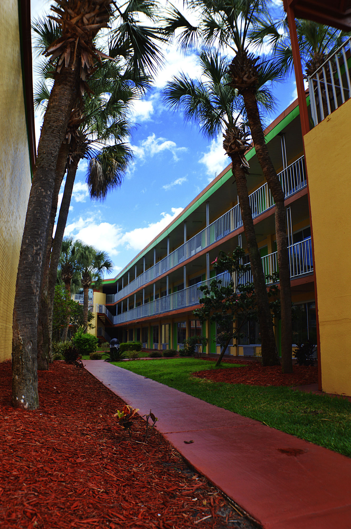 Roomba Inn & Suites Orlando