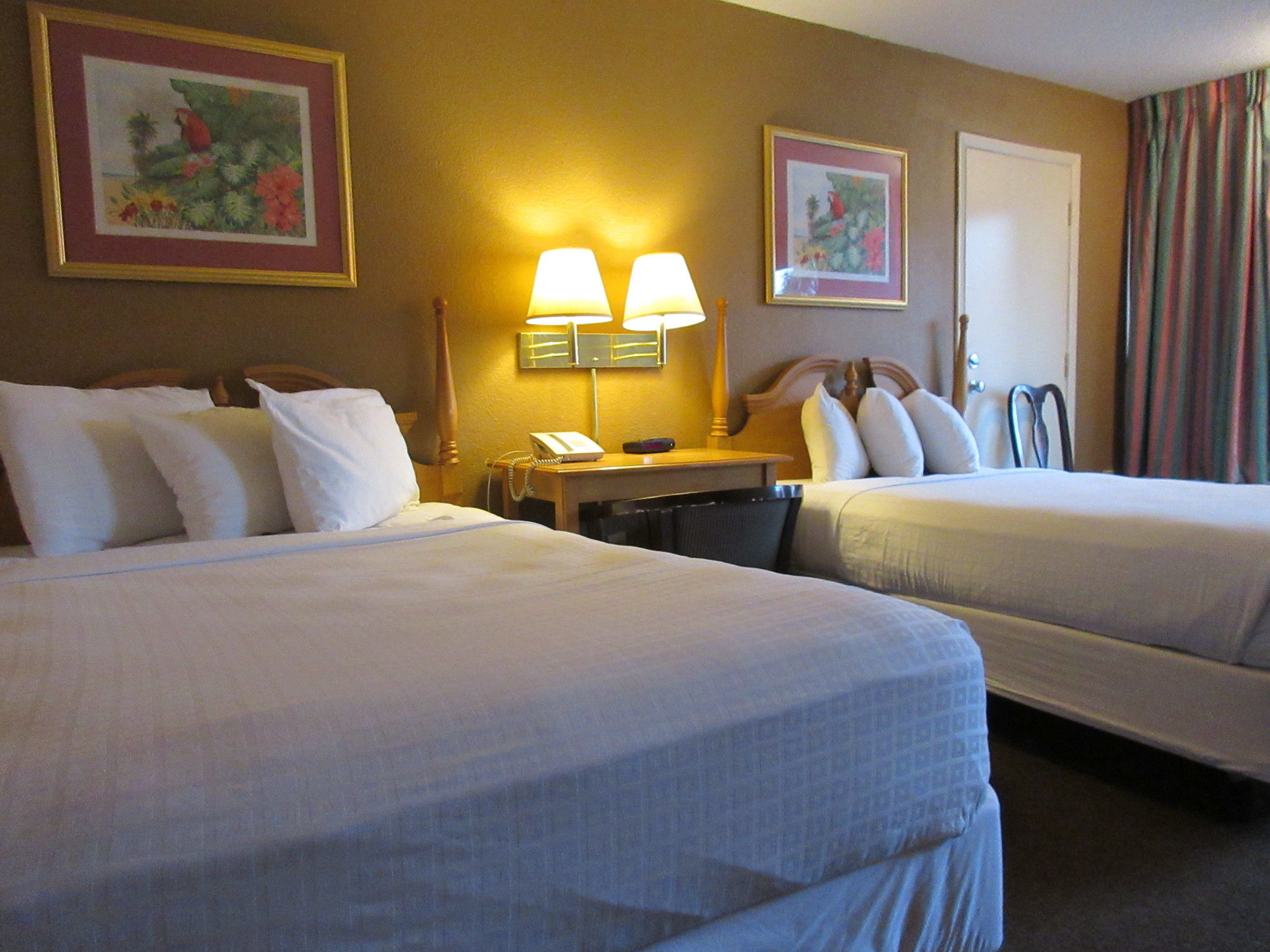 Roomba Inn & Suites Orlando