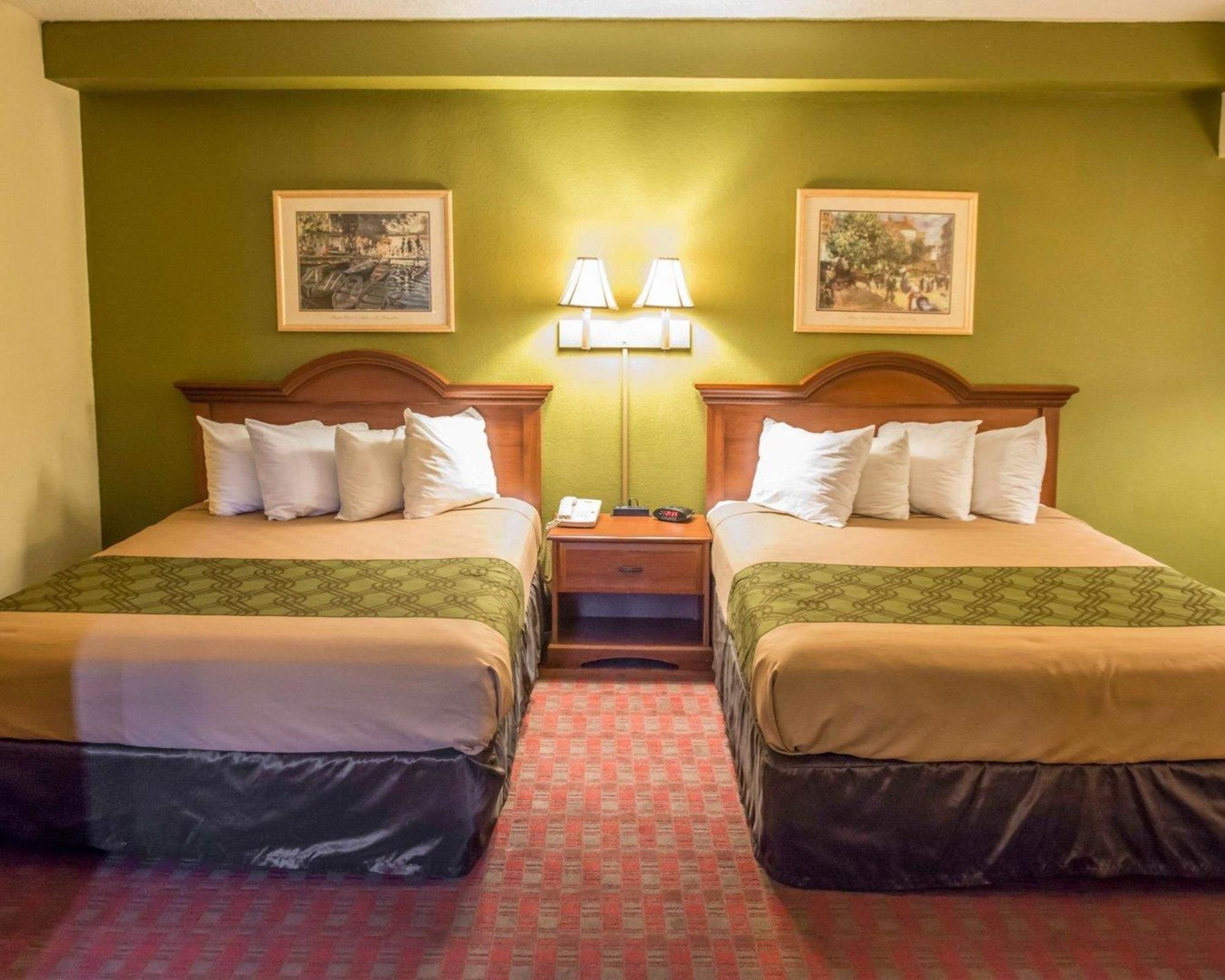 Econo Lodge North