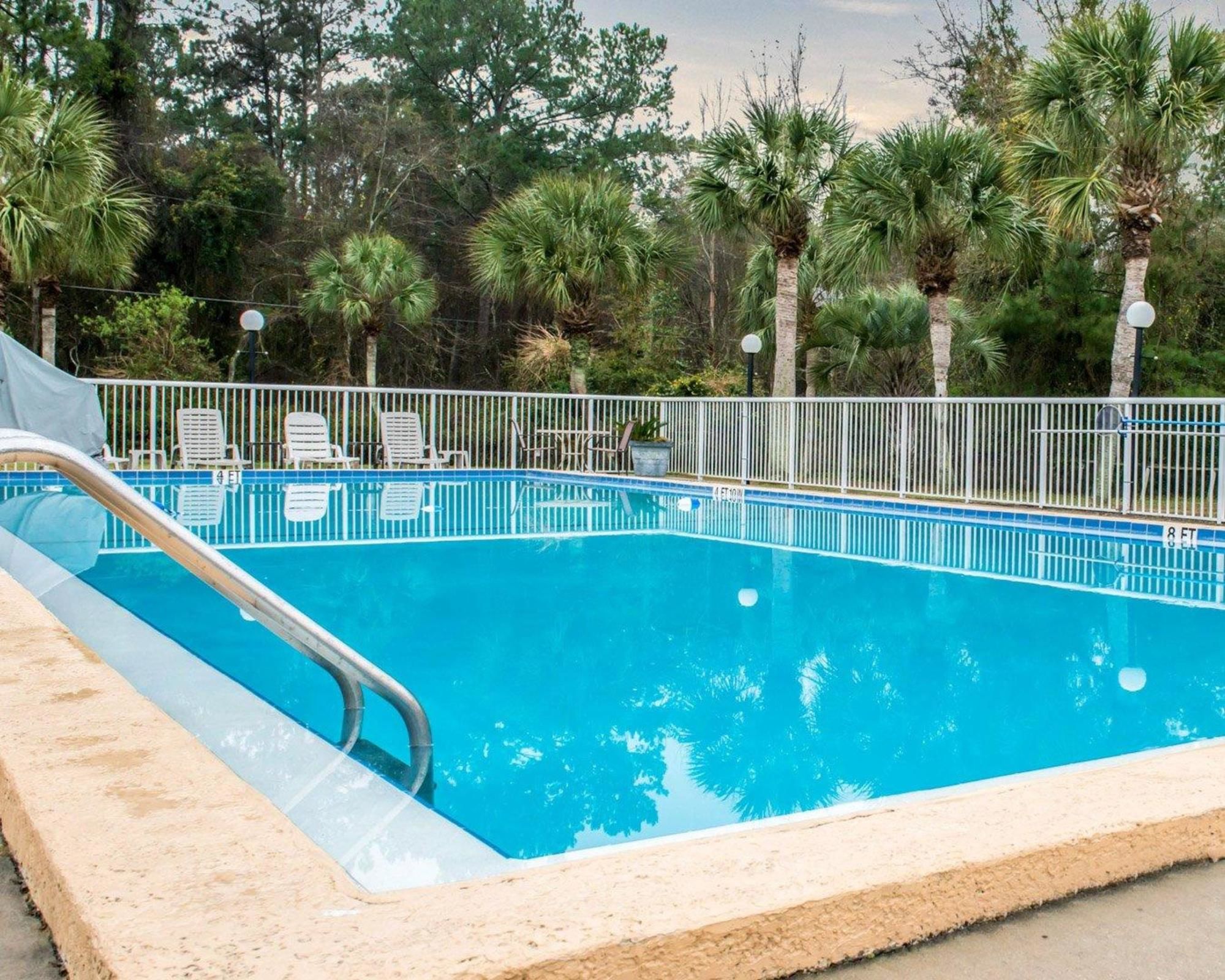 Econo Lodge North