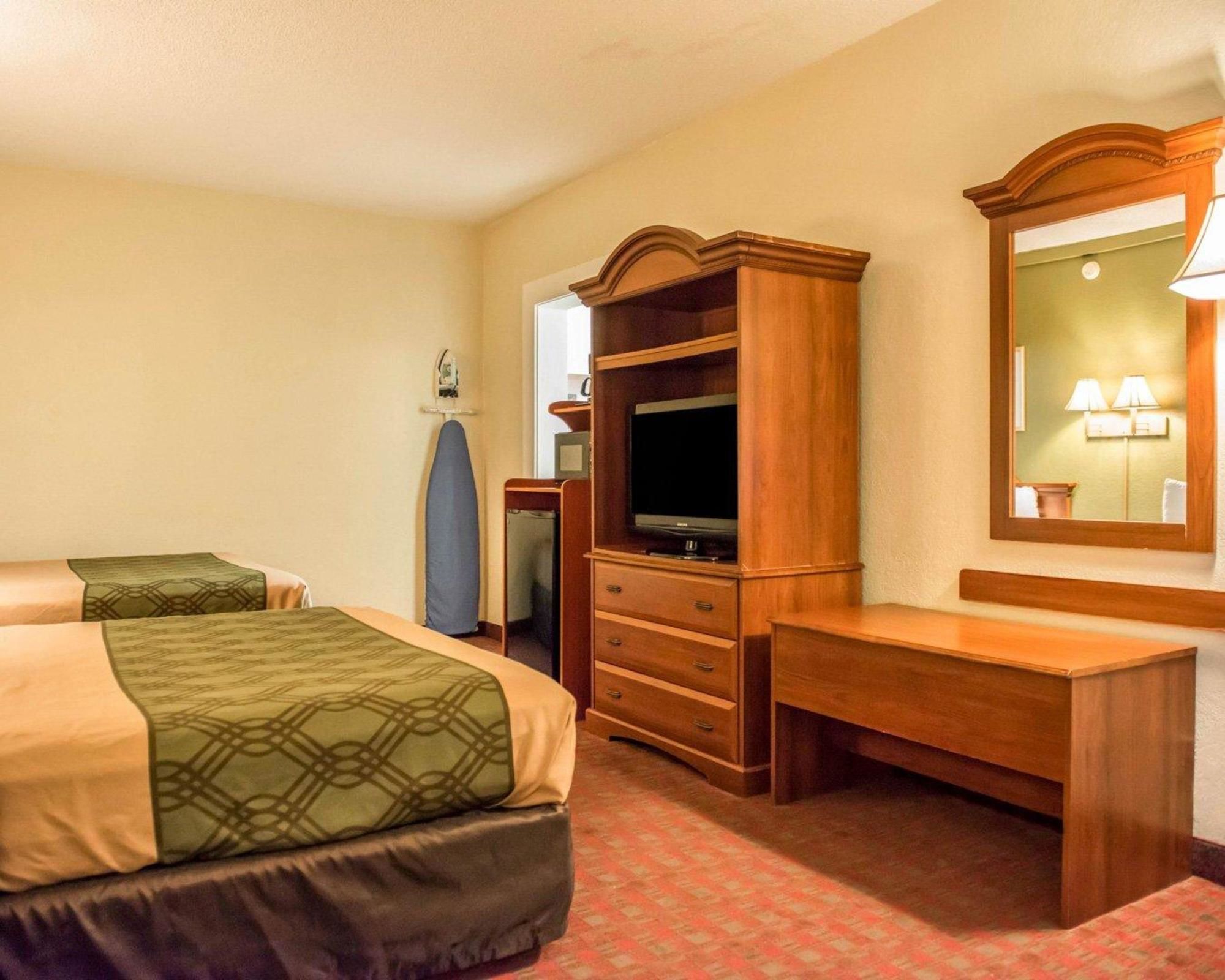 Econo Lodge North