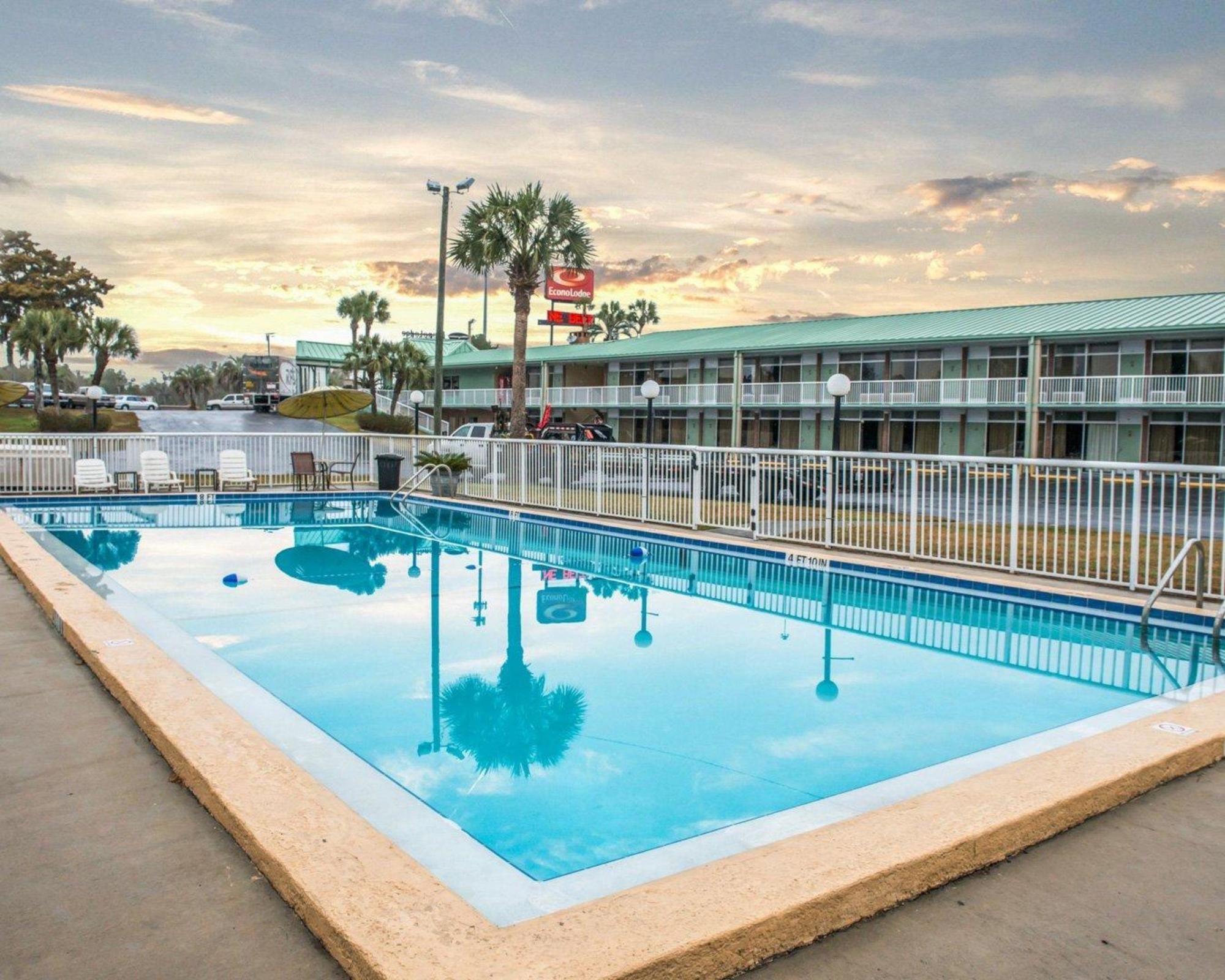 Econo Lodge North