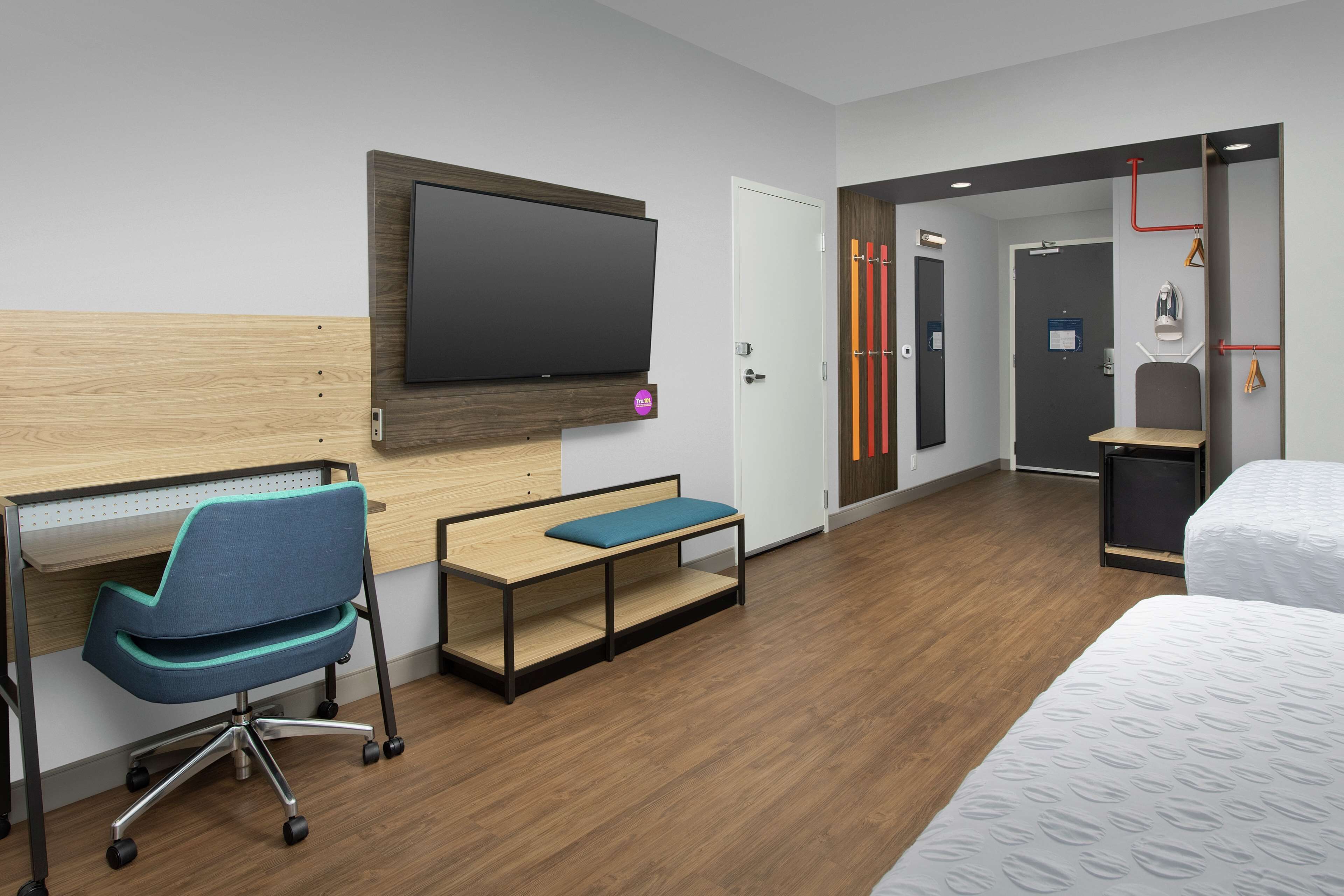 Tru by Hilton Lake City