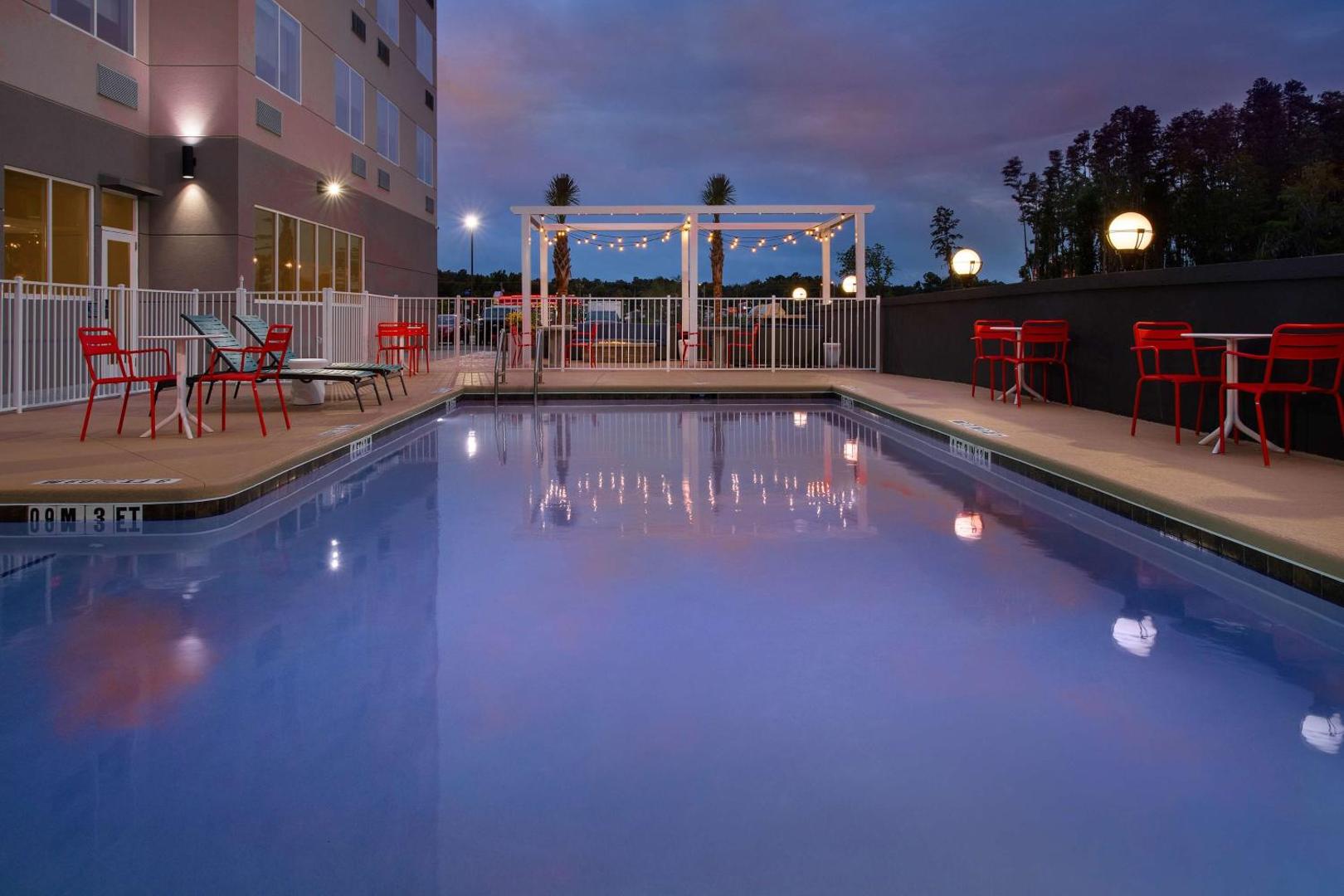 Tru by Hilton Lake City