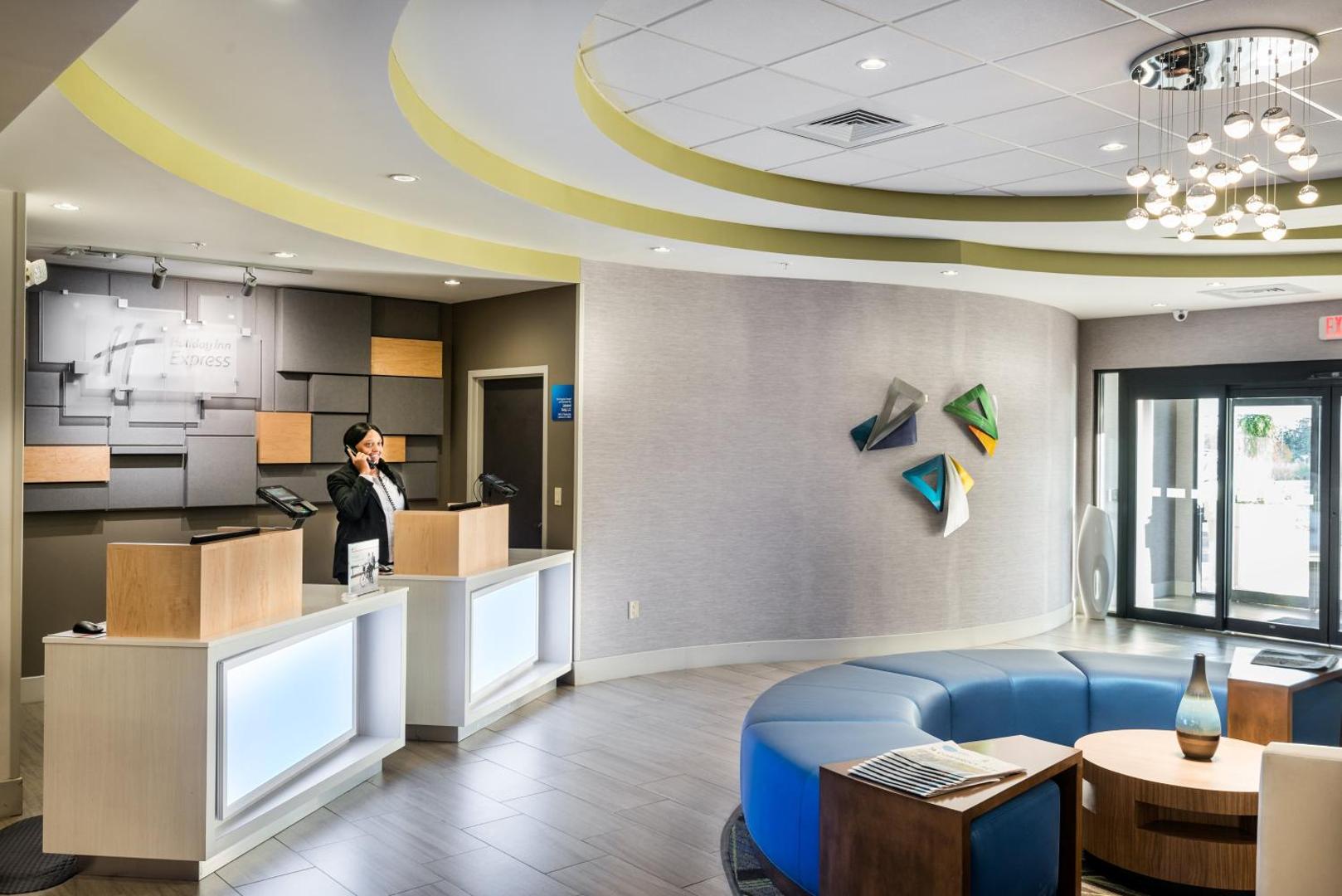 Holiday Inn Express & Suites Lakeland South